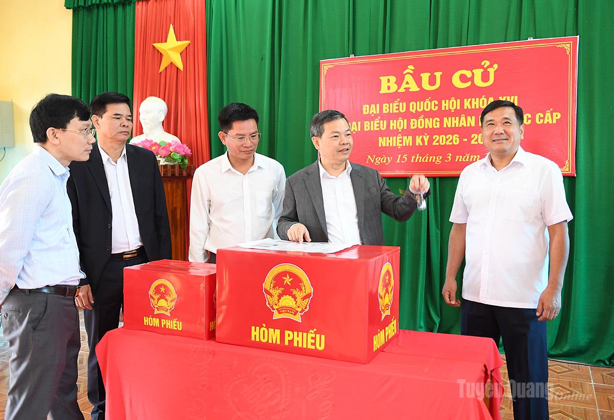 Chủ tịch HĐND tỉnh Nguyễn Văn Sơn kiểm tra công tác chuẩn bị bầu cử trên địa bàn tỉnh