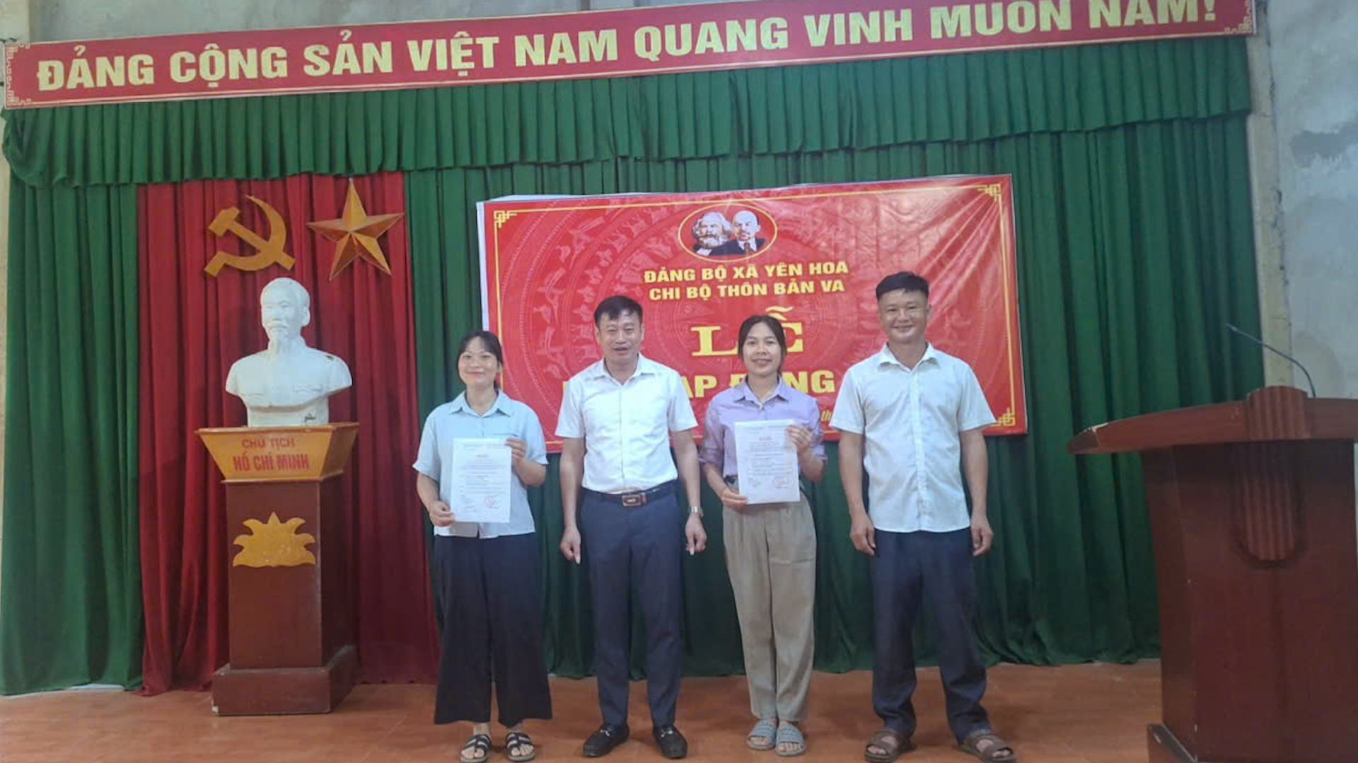 Chi bộ thôn Bản Va tổ chức Lễ kết nạp đảng viên mới