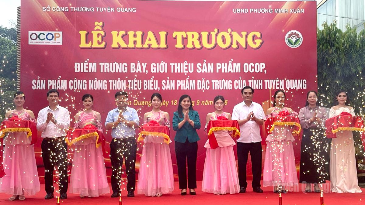 Khai trương điểm trưng bày và giới thiệu sản phẩm OCOP tại phường Minh Xuân