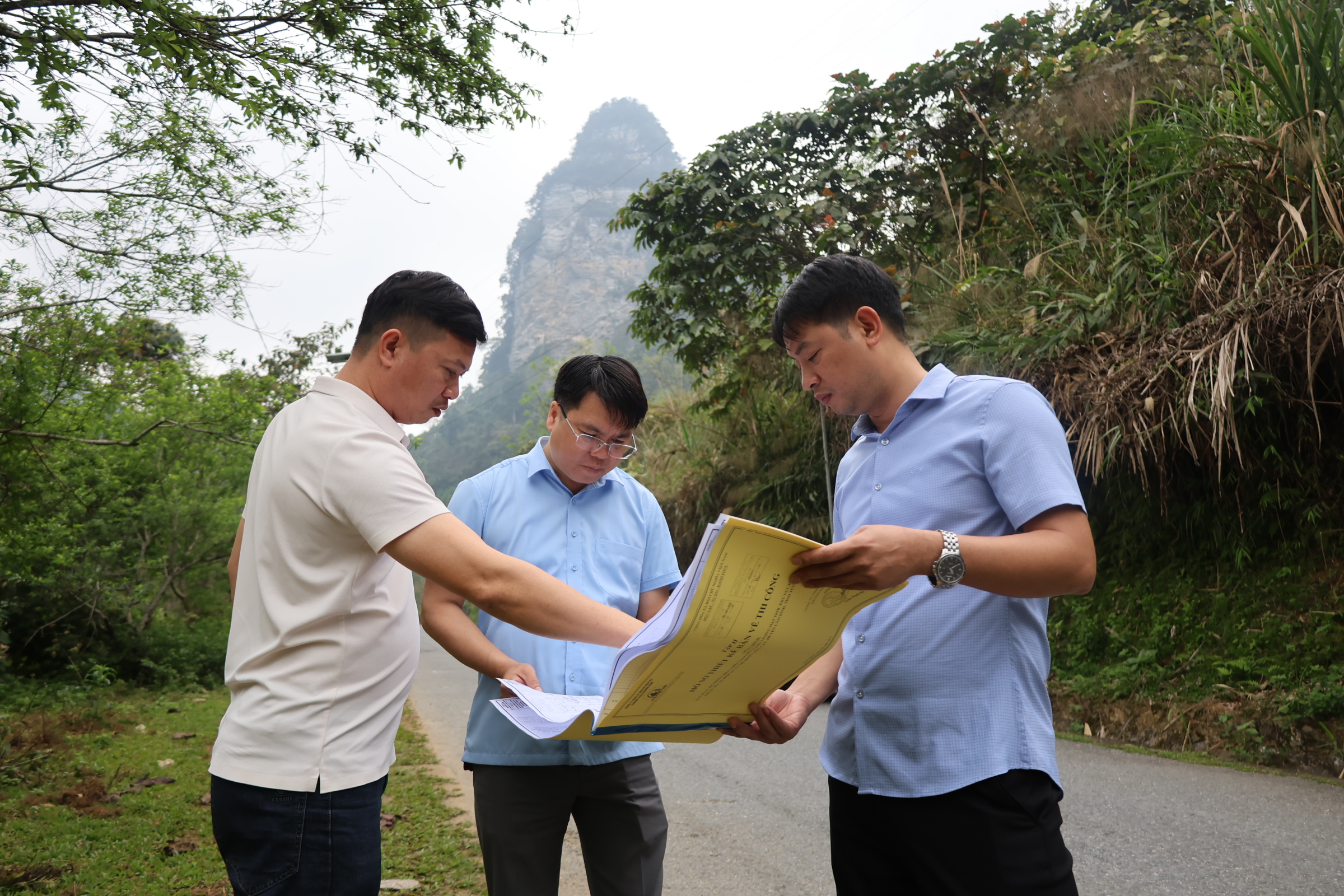 Đồng chí Tô Việt Hiệp, Bí thư Đảng uỷ xã kiểm tra tiến độ một số công trình xây dựng trên địa bàn