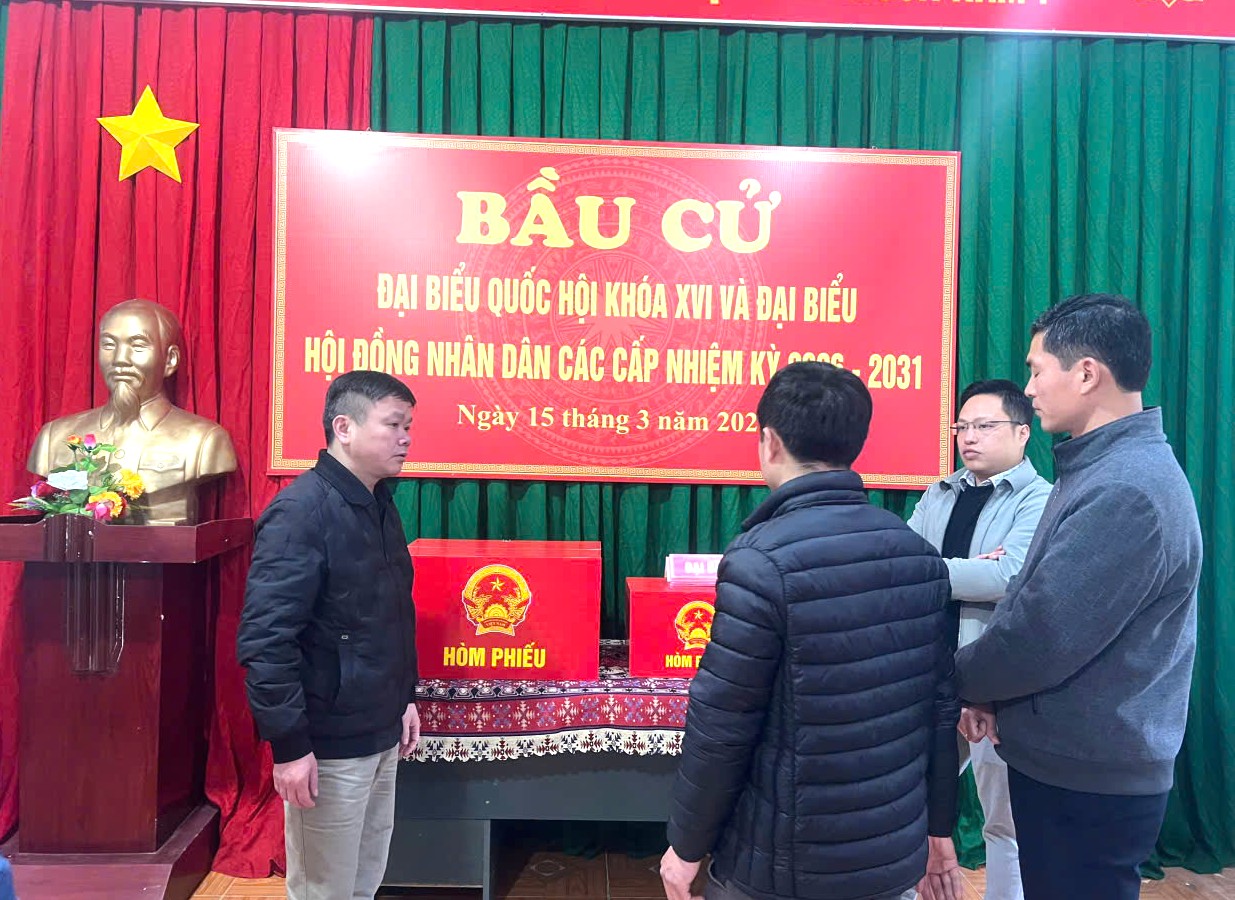 Lãnh đạo xã Sơn Vĩ tăng cường kiểm tra công tác chuẩn bị bầu cử