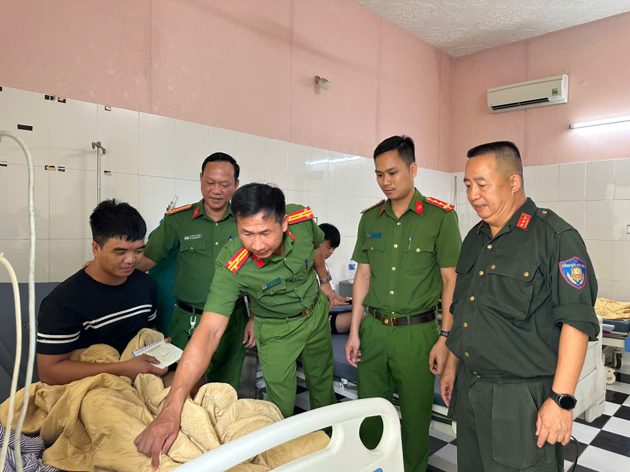 KỊP THỜI THĂM HỎI, ĐỘNG VIÊN CHIẾN SĨ BỊ THƯƠNG TRONG QUÁ TRÌNH LÀM NHIỆM VỤ