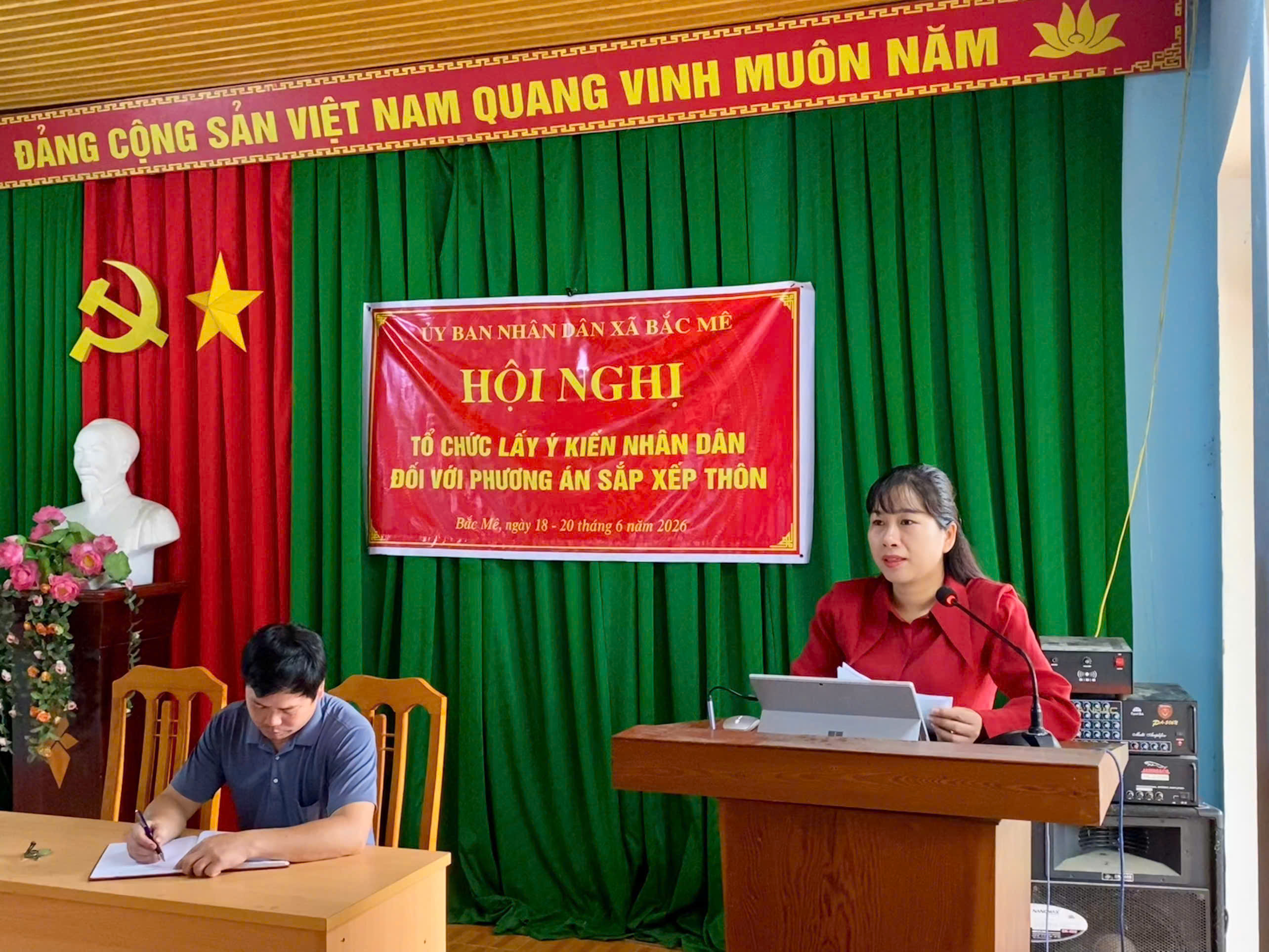 Đồng chí Nguyễn Thị Hằng, Phó Bí thư Thường trực Đảng ủy xã dự Hội nghị lấy ý kiến Nhân dân đối với phương án sắp xếp thôn 