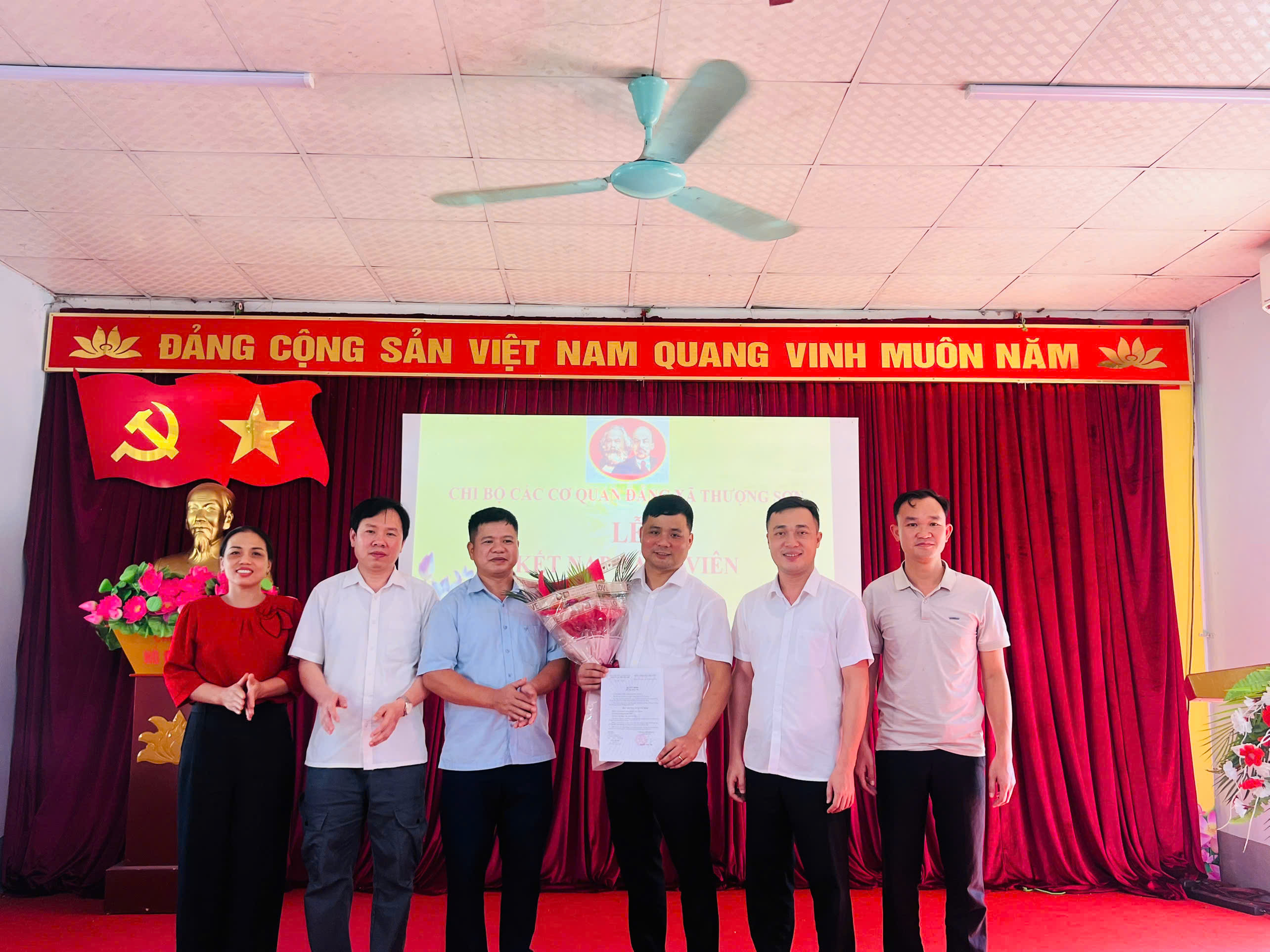 CHI BỘ CÁC CƠ QUAN ĐẢNG XÃ THƯỢNG SƠN TỔ CHỨC LỄ KẾT NẠP ĐẢNG VIÊN