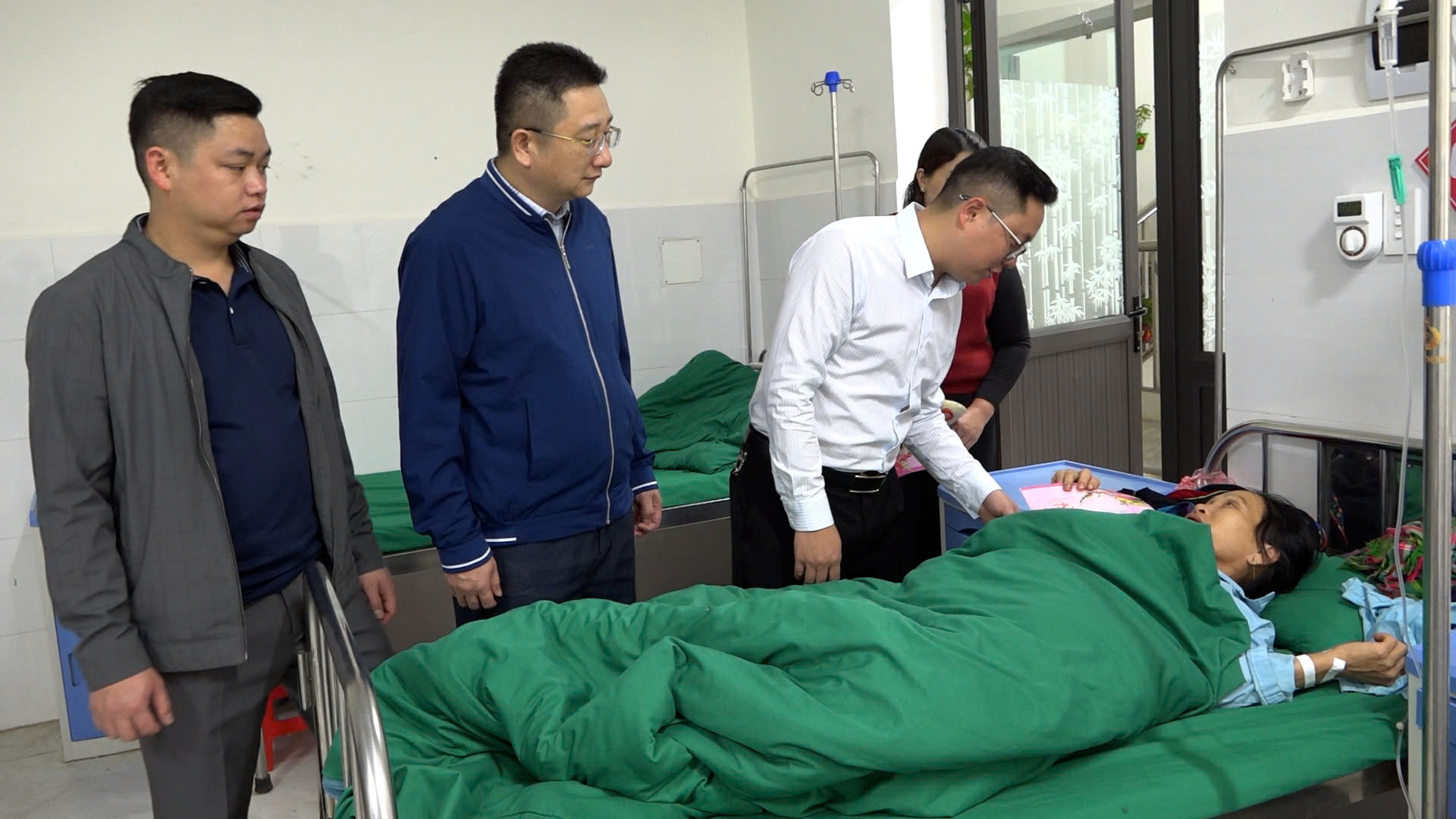 Lãnh đạo xã thăm, tặng quà bệnh nhân nằm điều trị tại Bệnh viện đa khoa Khu vực Hoàng Su Phì 