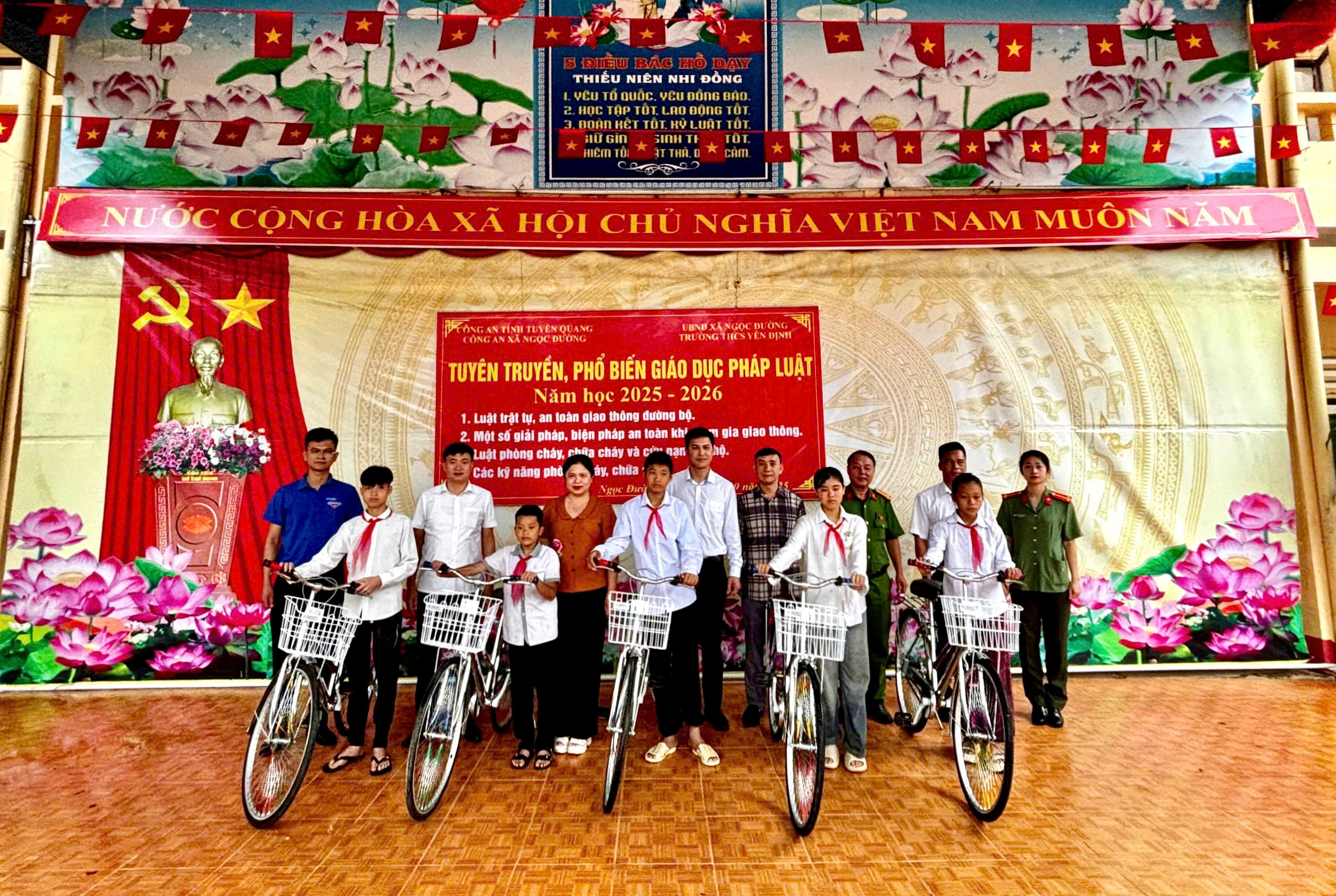 TRAO TẶNG QUÀ CHO CÁC EM HỌC SINH CÓ HOÀN CẢNH KHÓ KHĂN