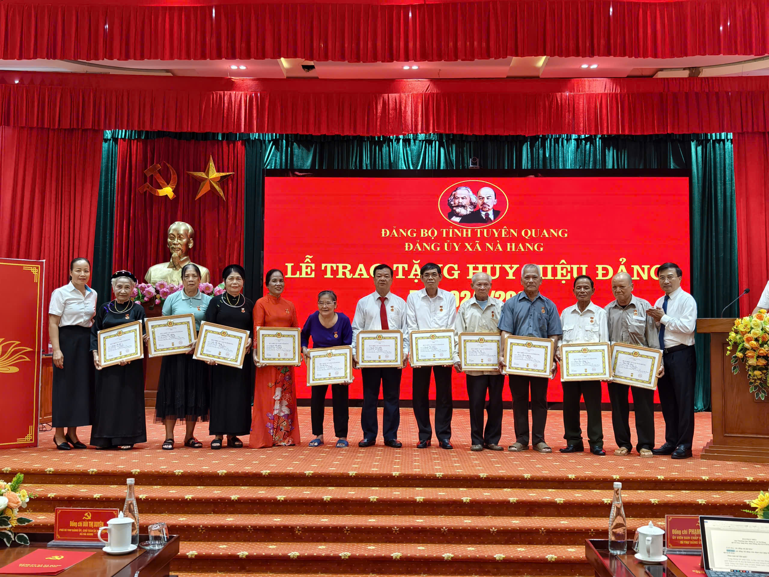 Xã Nà Hang trao tặng Huy hiệu Đảng đợt 02/9/2026