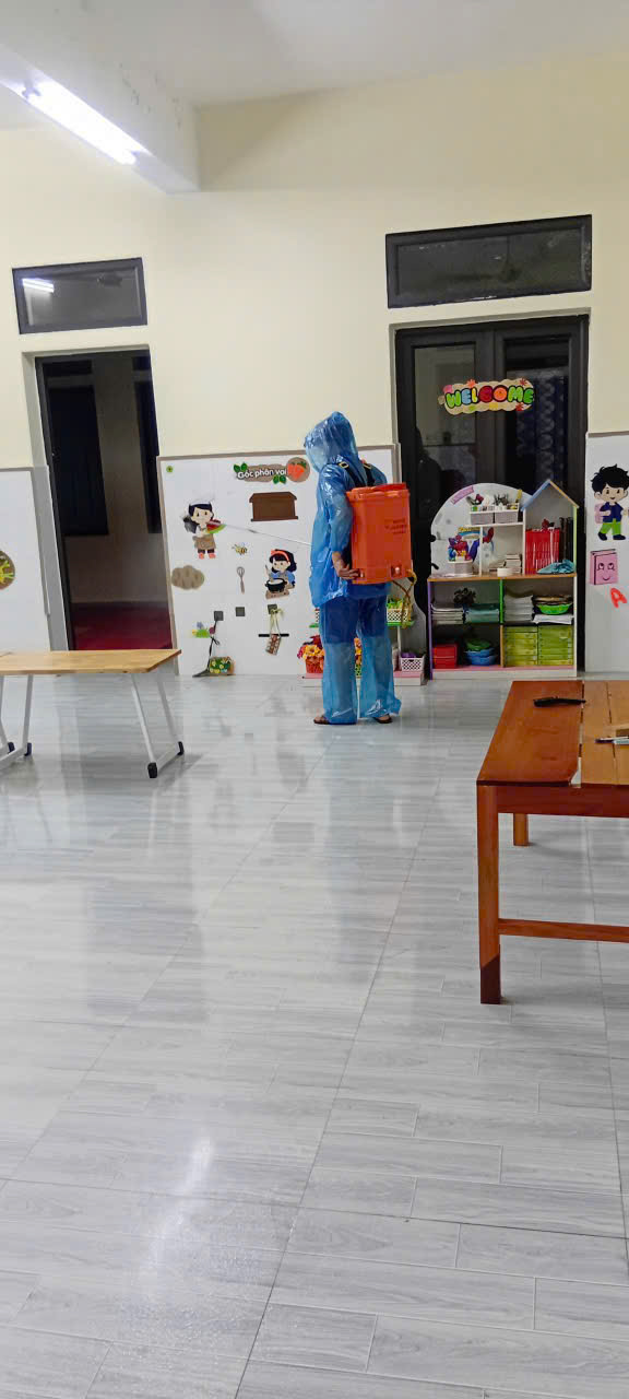 Trường Mầm non Vĩnh Tuy, xã Vĩnh Tuy tổ chức phun khử khuẩn phòng, chống dịch bệnh Chân – Tay – Miệng