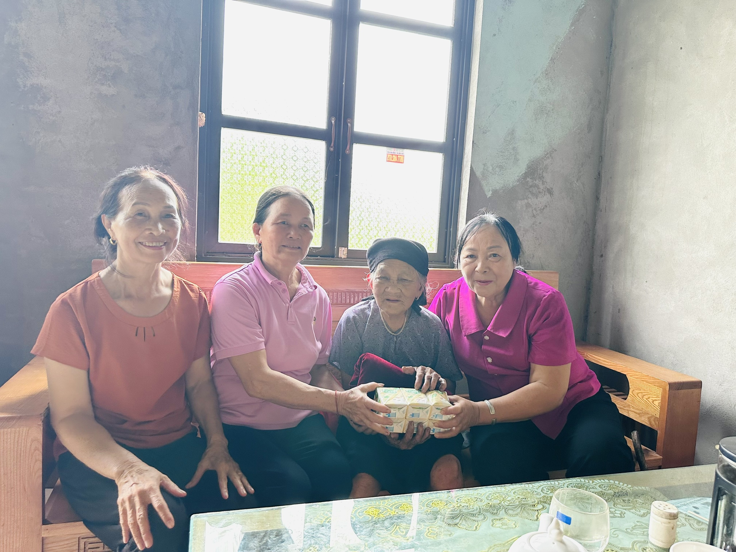 Hội câu lạc bộ Liên thế hệ tự giúp nhau thôn Chang và thôn Chung xã Việt Lâm tặng quà cho các cụ cao tuổi.