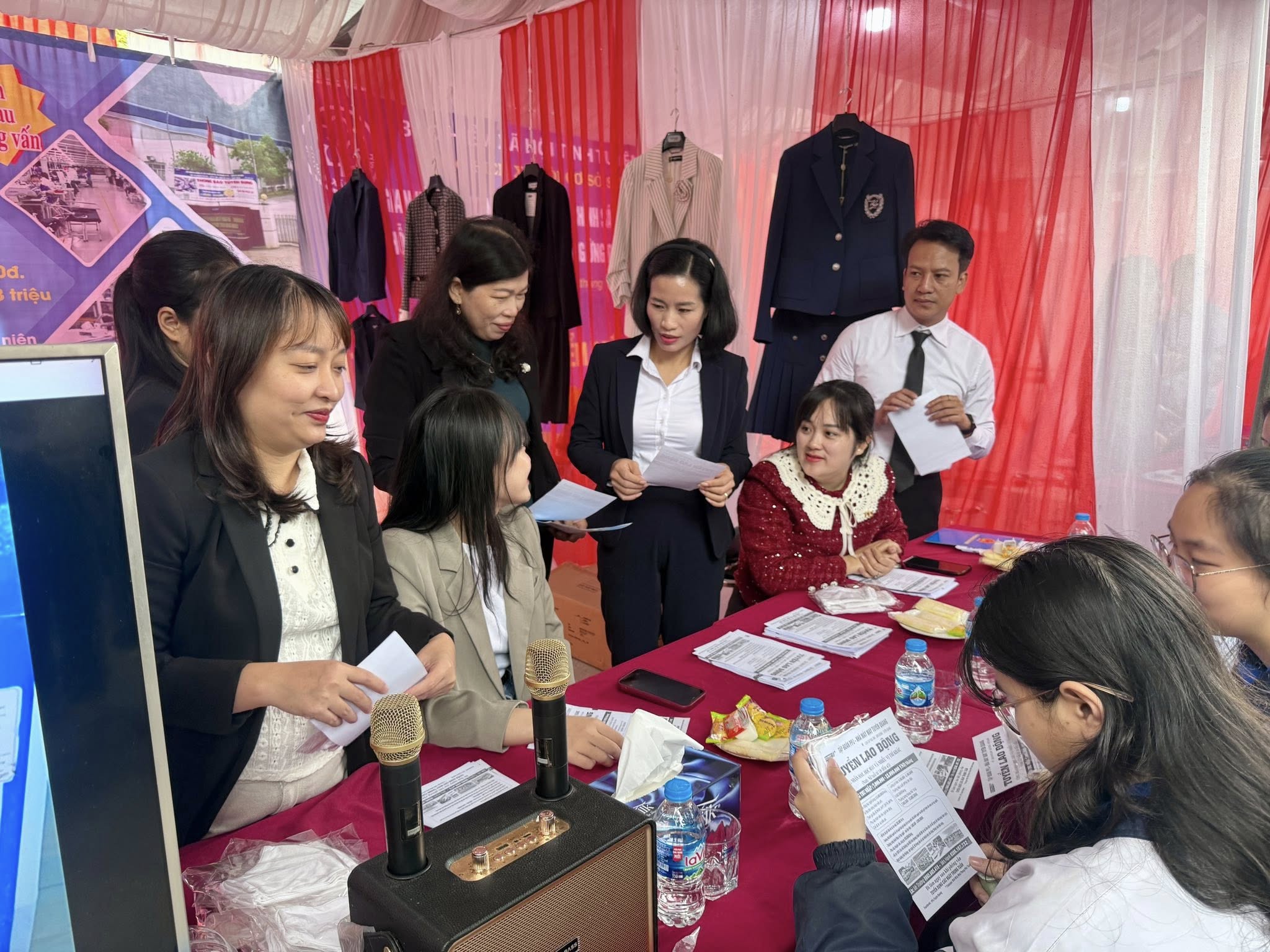 Hơn 500 người tham gia phiên giao dịch việc làm tại xã Sơn Dương