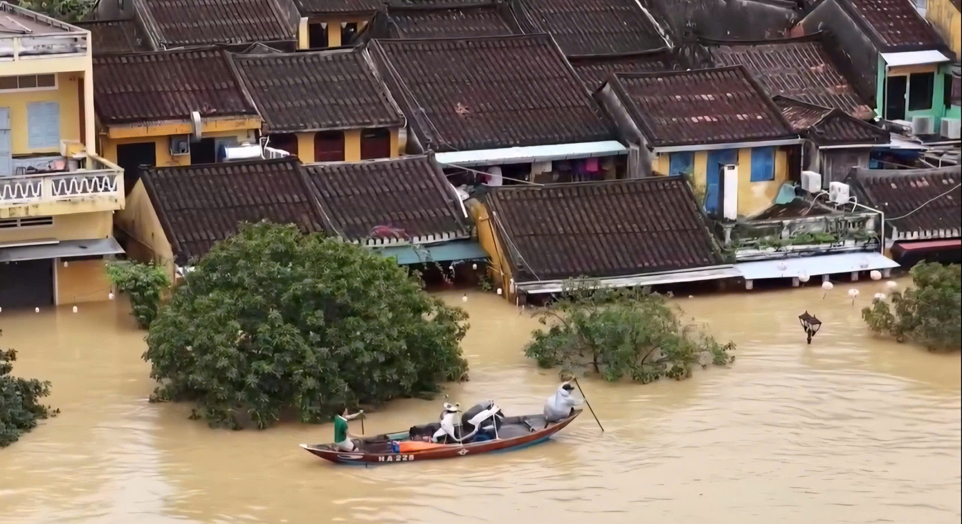 Tiếp tục triển khai đồng bộ, có hiệu quả biện pháp ứng phó, khắc phục nhanh hậu quả mưa lũ, sớm ổn định đời sống nhân dân