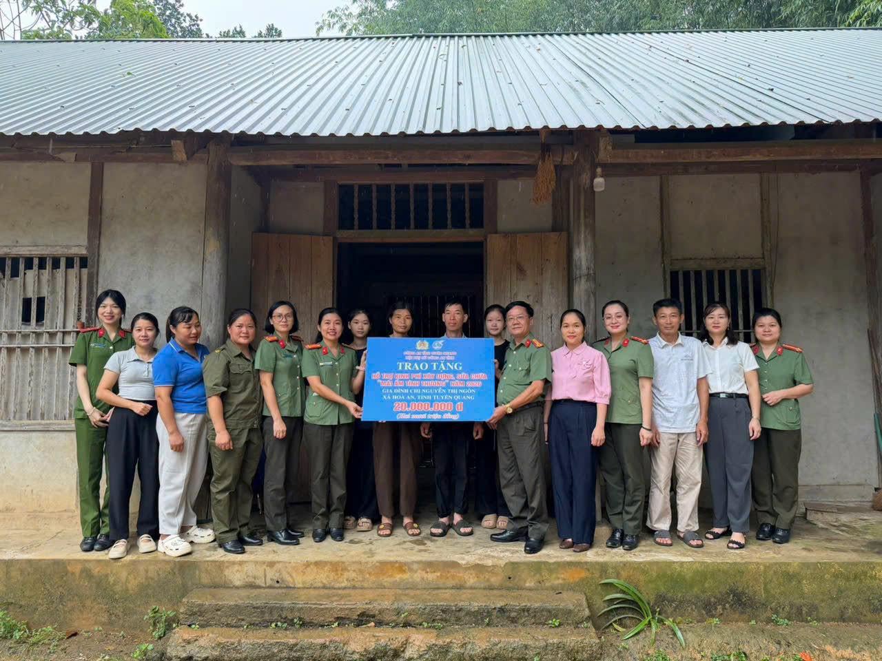 PHỤ NỮ CÔNG AN TỈNH TUYÊN QUANG CHUNG TAY TRAO TẶNG "MÁI ẤM TÌNH THƯƠNG" NĂM 2026