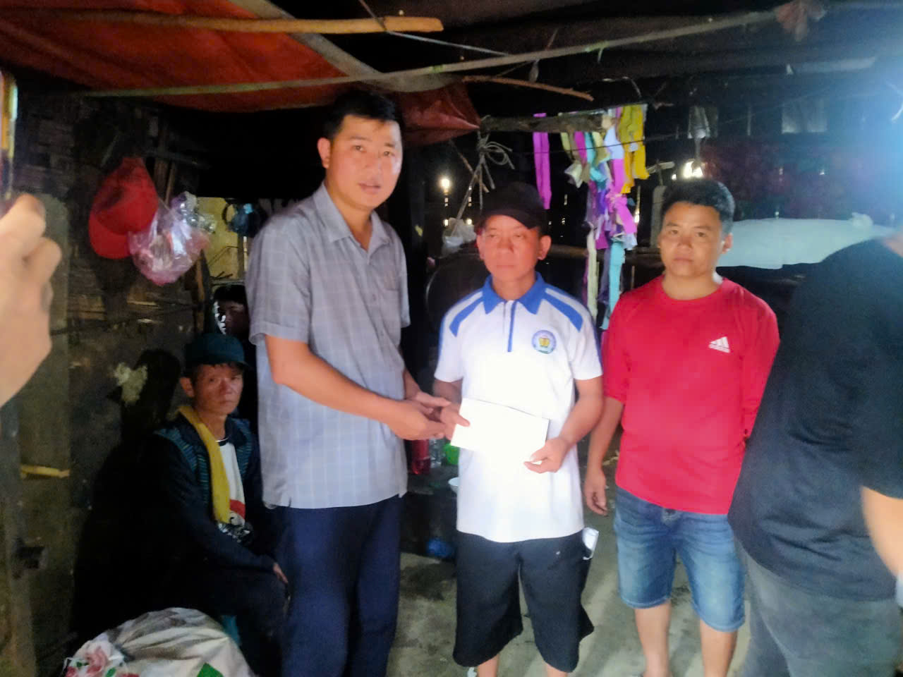 Lãnh đạo UBND xã thăm viếng, động viên các gia đình có thân nhân tử vong do tai nạn