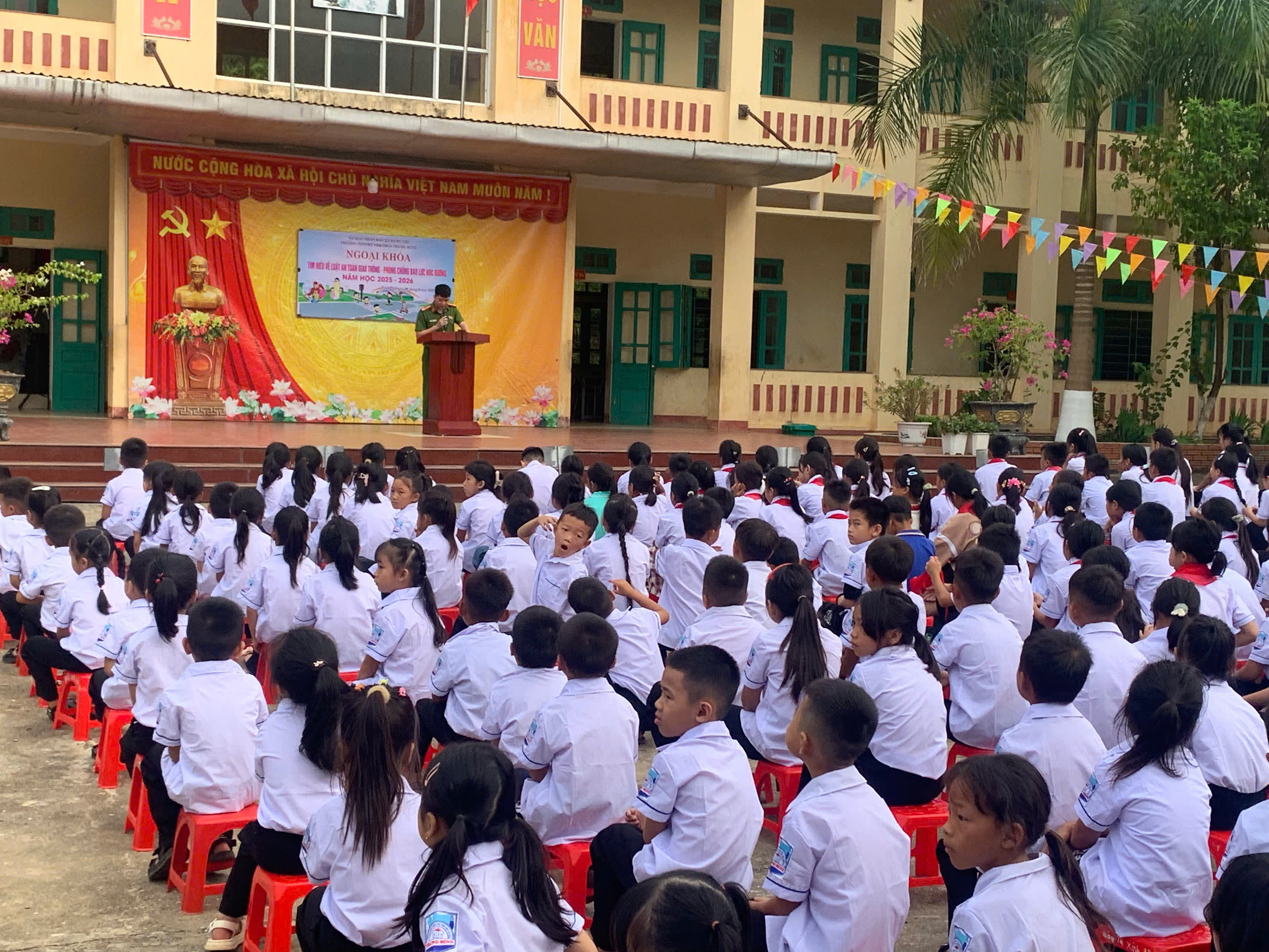Công an xã Hùng Lợi phối hợp trao quà cho học sinh có hoàn cảnh khó khăn nhân dịp năm học mới 2025 - 2026