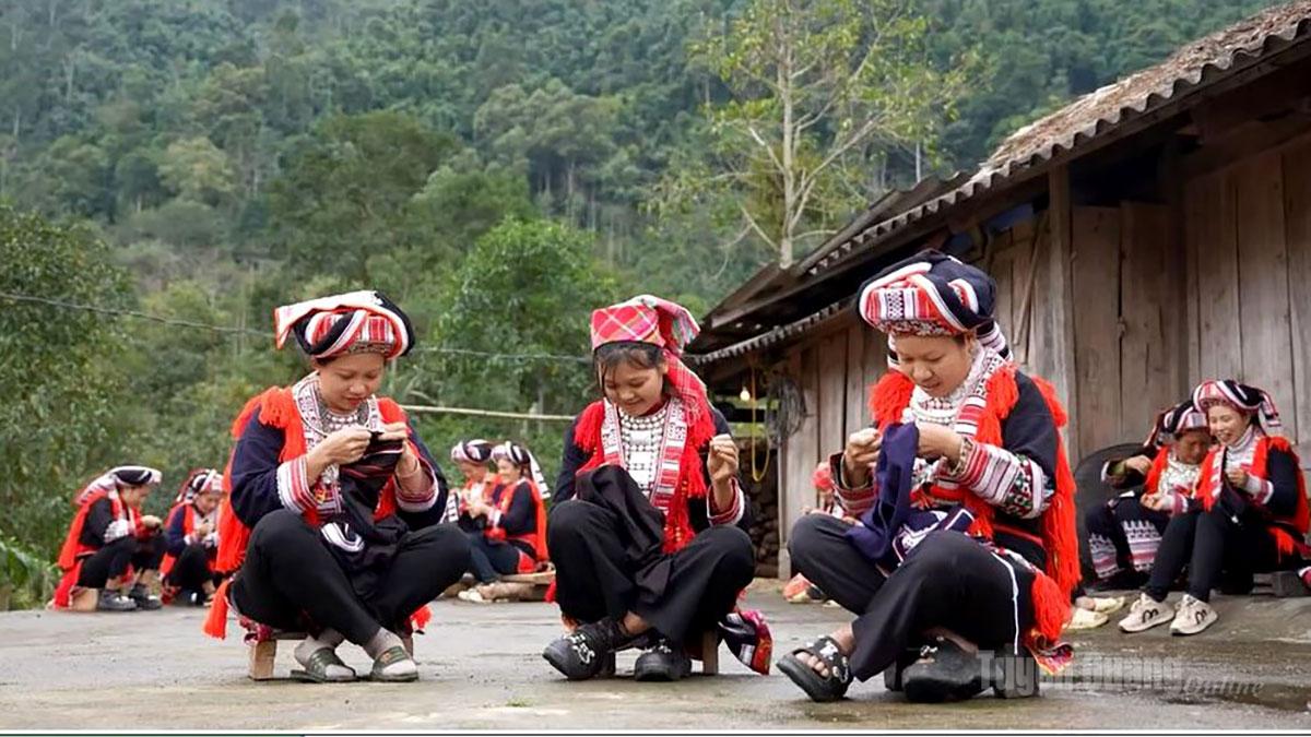 Preserving the Brocade Embroidery of the Red Dao People