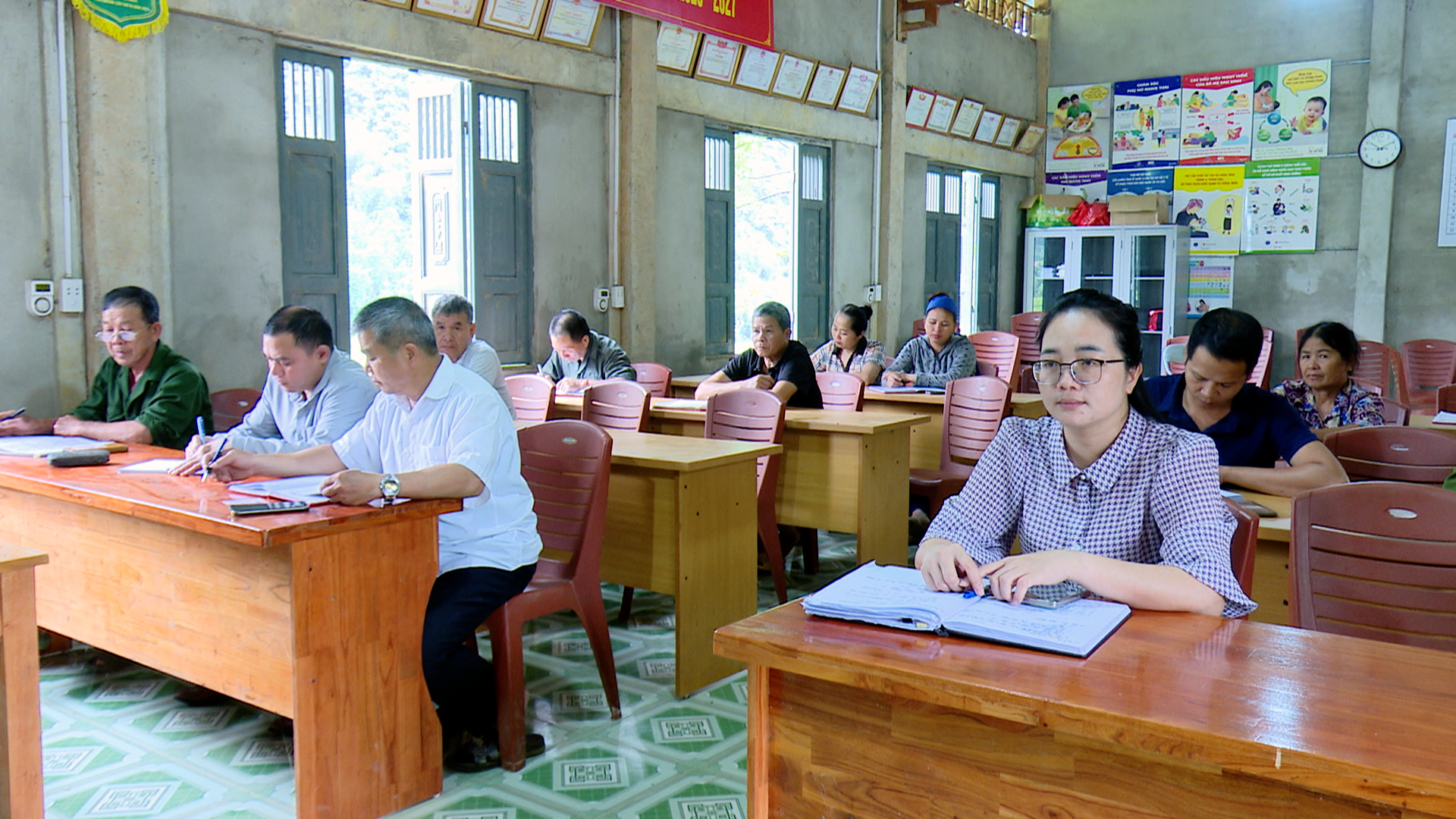 Đồng chí Phó Bí thư Đảng ủy, Chủ tịch UBND xã Minh Quang  dự sinh hoạt chi bộ thôn Đon Tá