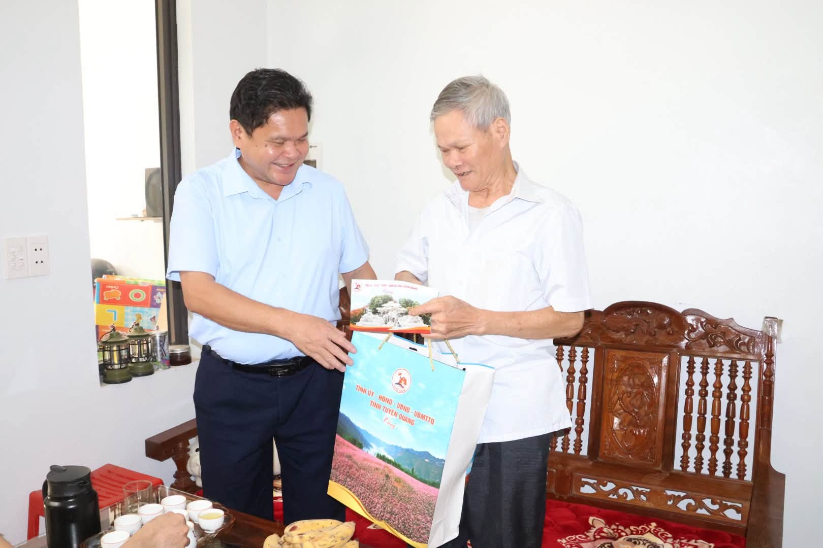 Đồng chí Vàng Seo Cón thăm, tặng quà người có công nhân dịp kỷ niệm 79 năm Ngày Thương binh - Liệt sĩ (27/7/1947 - 27/7/2026)