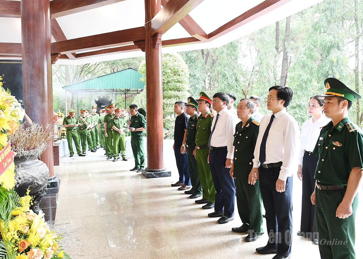 Đoàn đại biểu tỉnh Tuyên Quang dâng hương tại Khu di tích lịch sử quốc gia đặc biệt Ngã ba Đồng Lộc