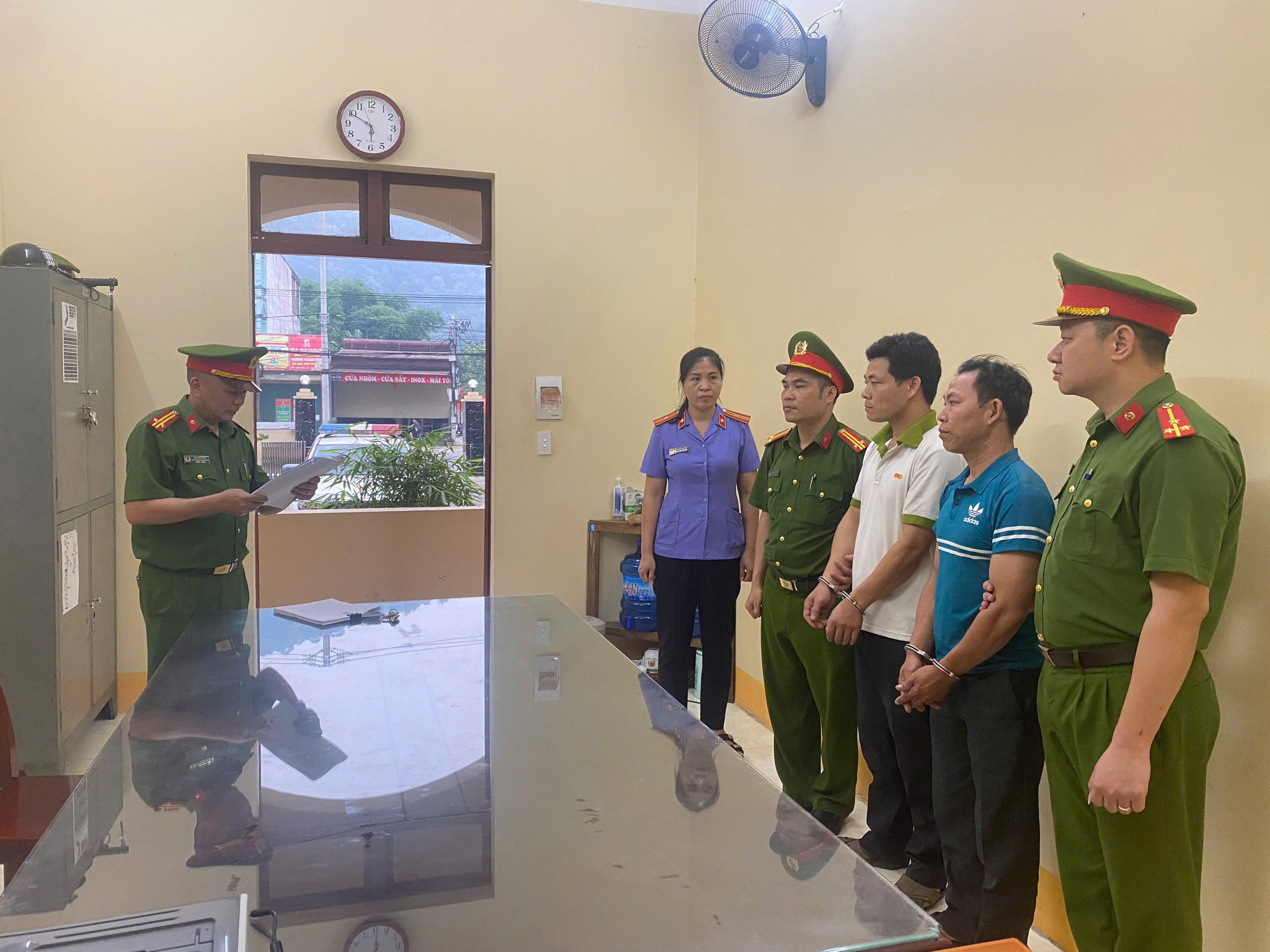 KHỞI TỐ 02 ĐỐI TƯỢNG SỬ DỤNG CON DẤU, TÀI LIỆU GIẢ CỦA CƠ QUAN, TỔ CHỨC VÀ LỪA ĐẢO CHIẾM ĐOẠT TÀI SẢN 