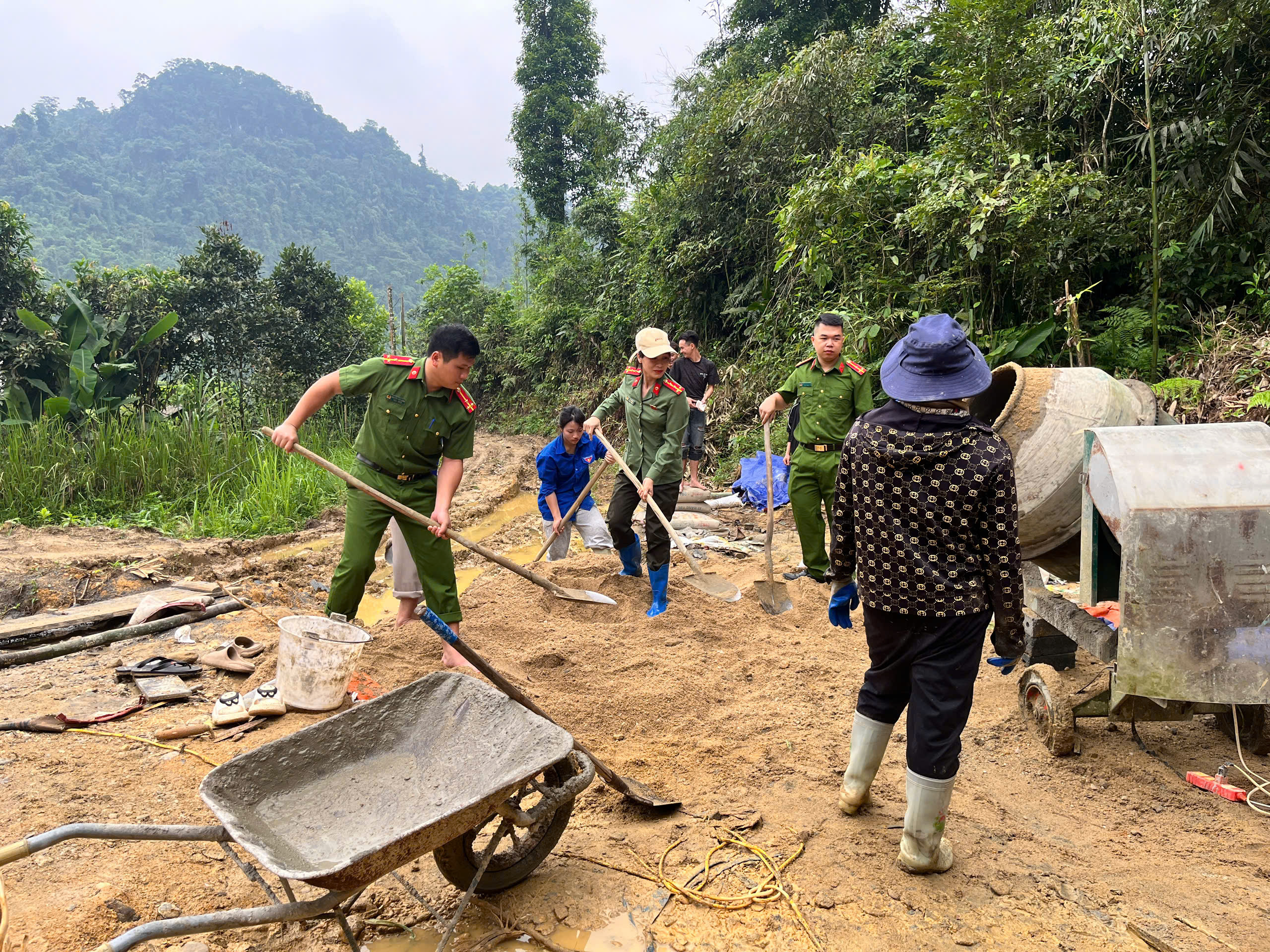 CÔNG AN XÃ CAO BỒ LAN TOẢ TINH THẦN BA NHẤT, CHUNG TAY HỖ TRỢ NGƯỜI DÂN CÓ HOÀN CẢNH KHÓ KHĂN TẠI ĐỊA BÀN 