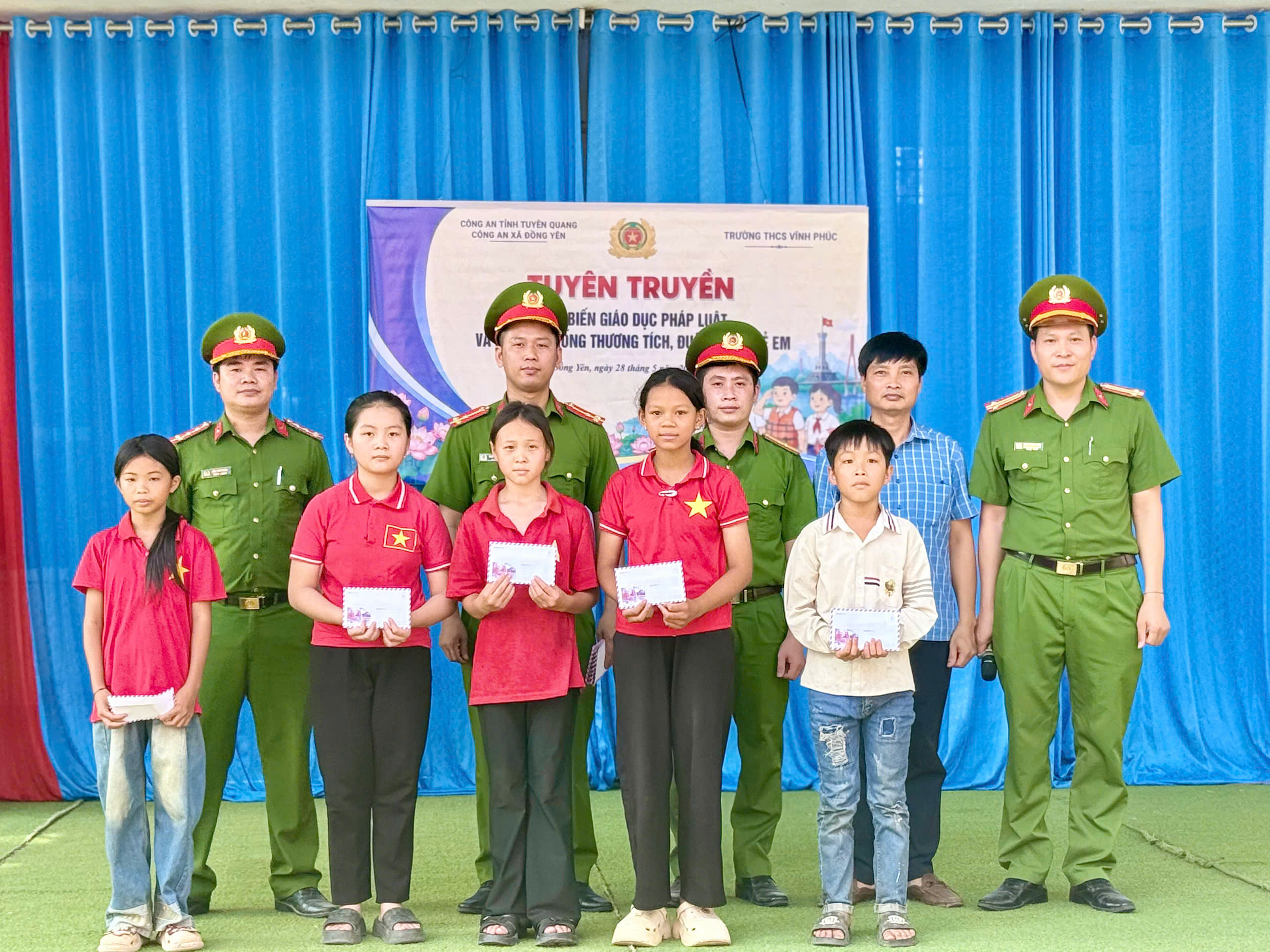 CÔNG AN XÃ ĐỒNG YÊN TUYÊN TRUYỀN PHÁP LUẬT CHO HỌC SINH 