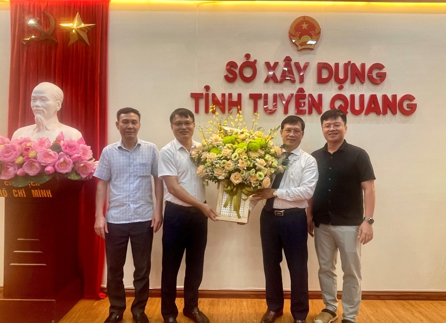 Phòng Kinh tế xây dựng tặng hoa và chụp ảnh lưu niệm chúc mừng đồng chí Trần Văn Sang