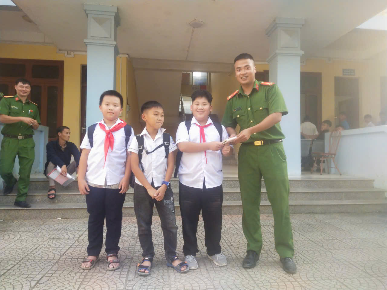 Công an xã Đồng Văn tiếp nhận và trao trả tài sản đánh rơi, tuyên dương tinh thần 3 em học sinh tiêu biểu của trường Tiểu học Đồng Văn A