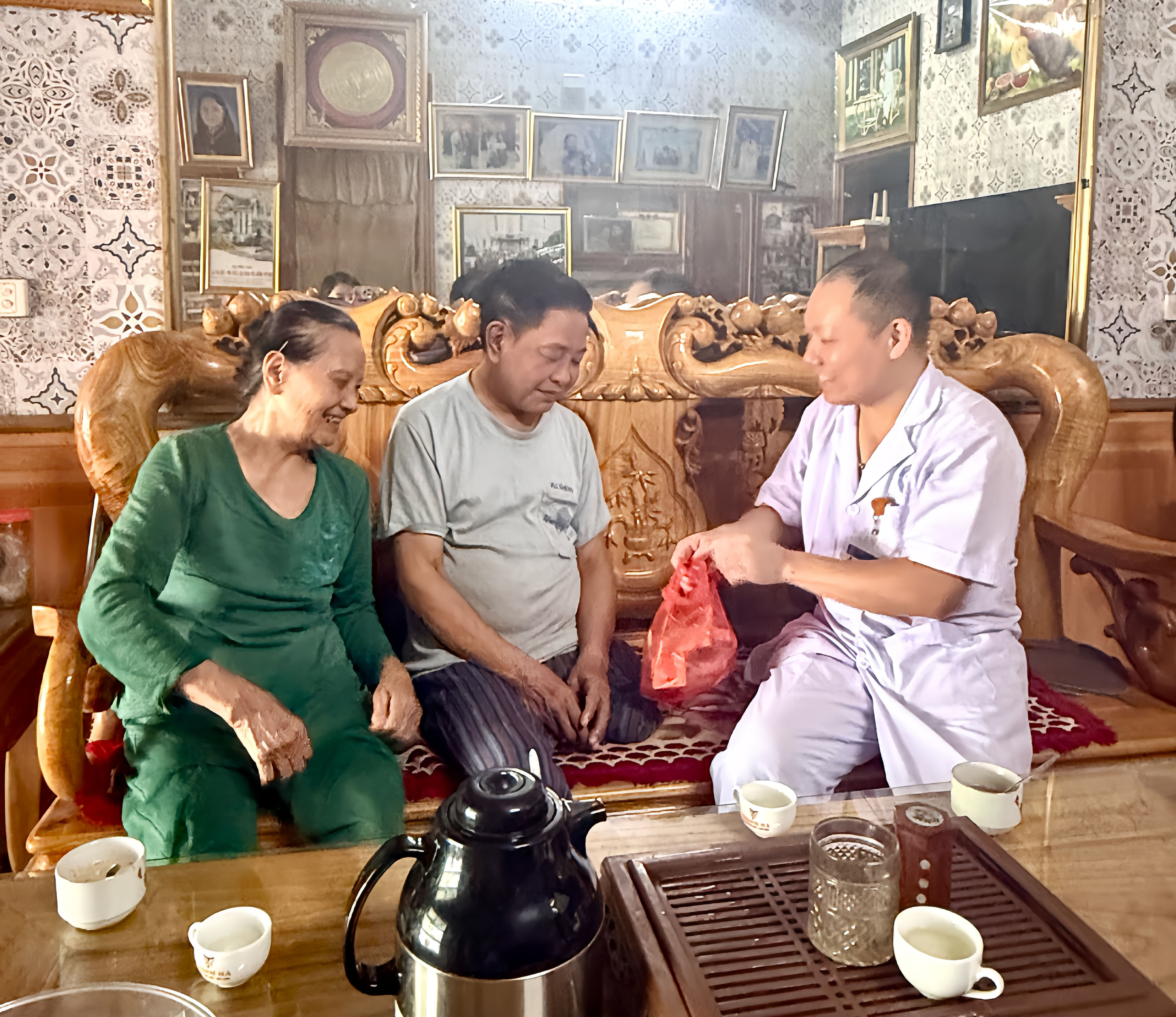 Trạm Y tế xã Tân Long khám sức khỏe, cấp phát thuốc miễn phí tại nhà cho người có công và gia đình chính sách nhân dịp kỷ niệm 79 năm Ngày Thương binh - Liệt sĩ (27/7/1947 - 27/7/2026)