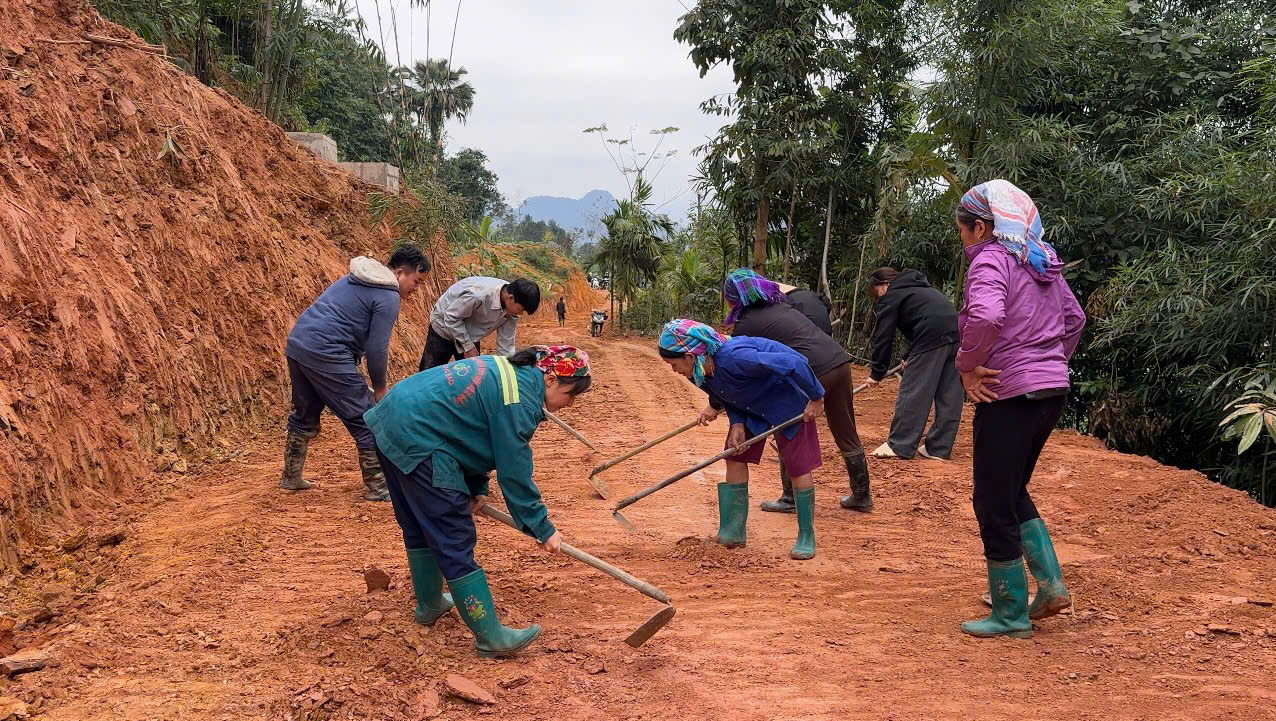 Nhân dân Thôn quyền xã Xuân Giang tự nguyện hiến đất, mở rộng tuyến đường liên thôn.