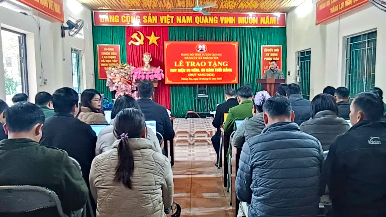 Đảng uỷ xã Thàng Tín tổ chức Lễ trao tặng Huy hiệu Đảng đợt 3-2