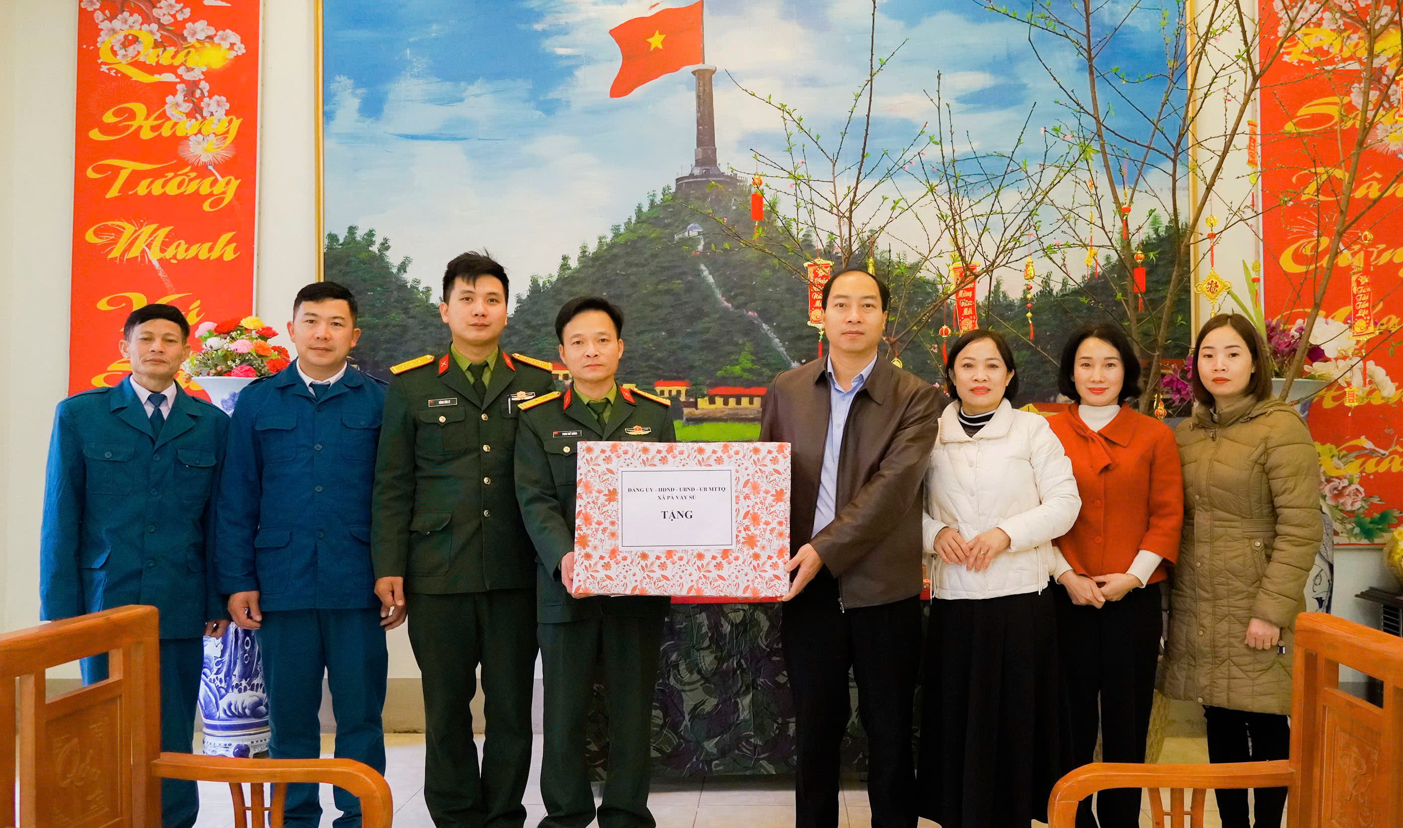 PBT đảng ủy tặng quà tết (1).jpg