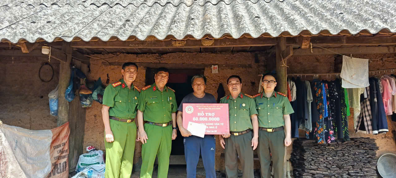 HỘI CỰU CAND TỈNH TUYÊN QUANG TRAO TIỀN HỖ TRỢ XÓA NHÀ TẠM CHO HỘI VIÊN