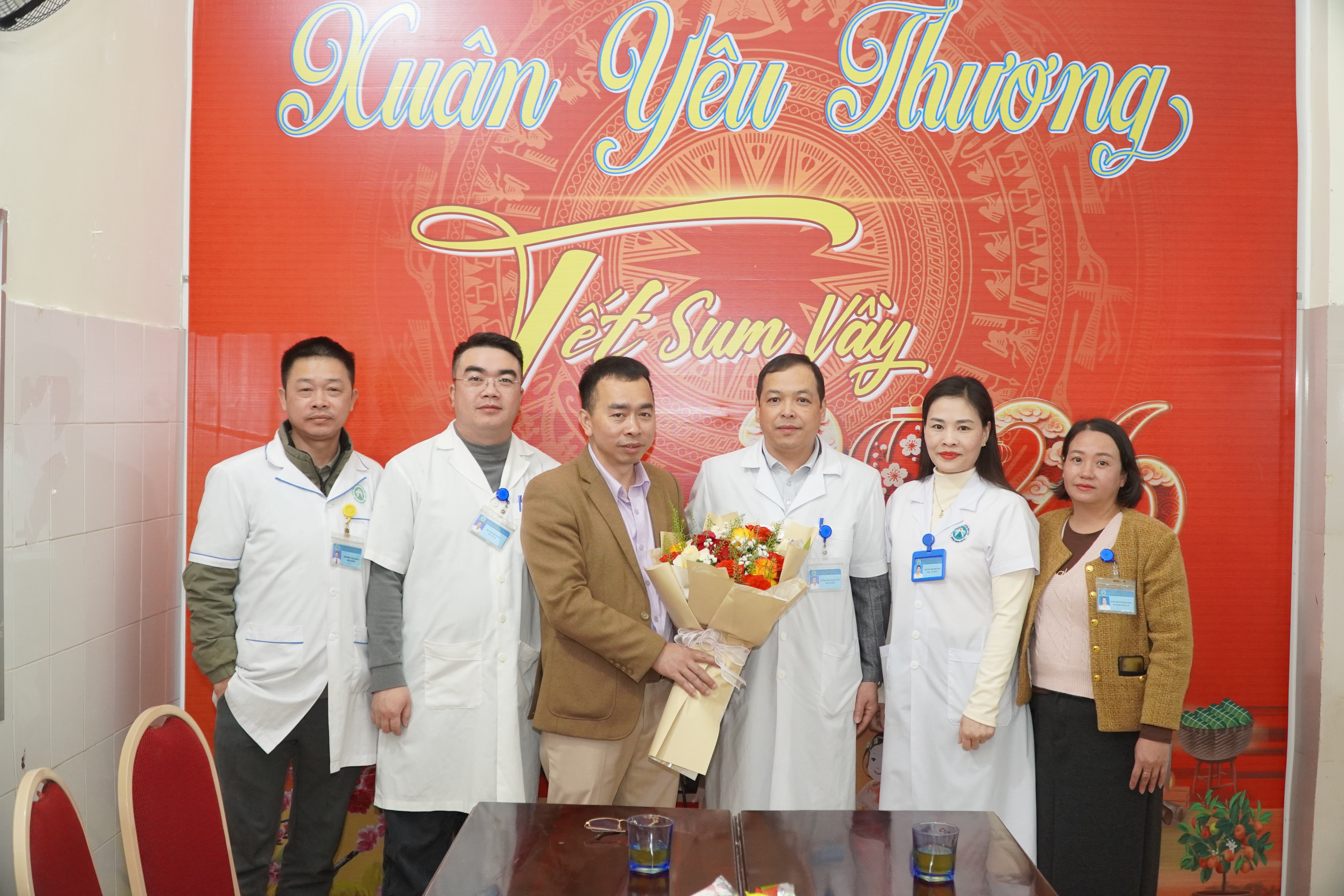 Chủ tịch UBND xã Mèo Vạc thăm, chúc mừng các đơn vị y tế nhân Ngày Thầy thuốc Việt Nam 27/2