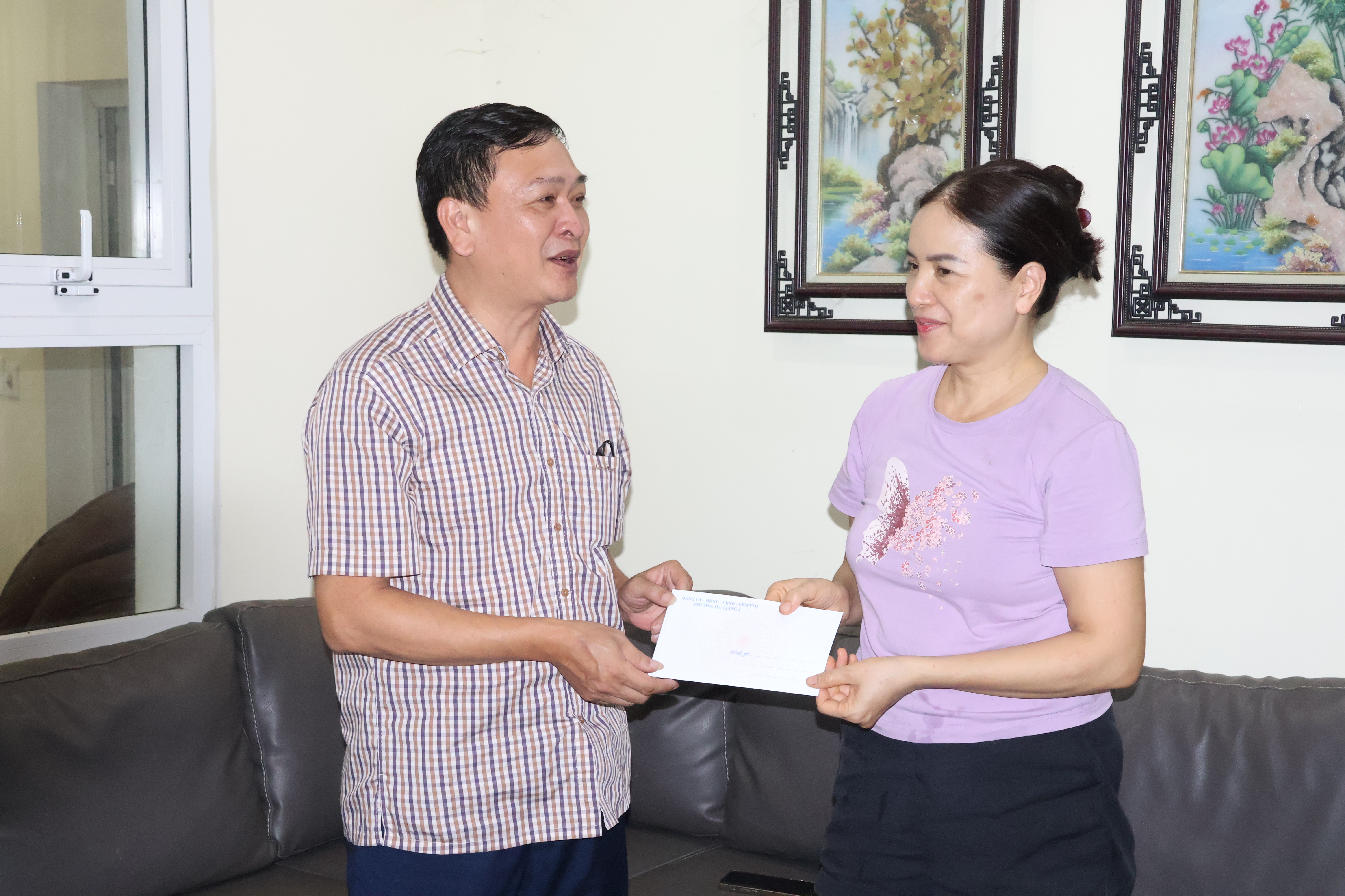 Phó Bí thư Thường trực Đảng ủy phường Phan Danh Hiển thăm, tặng quà 27/7