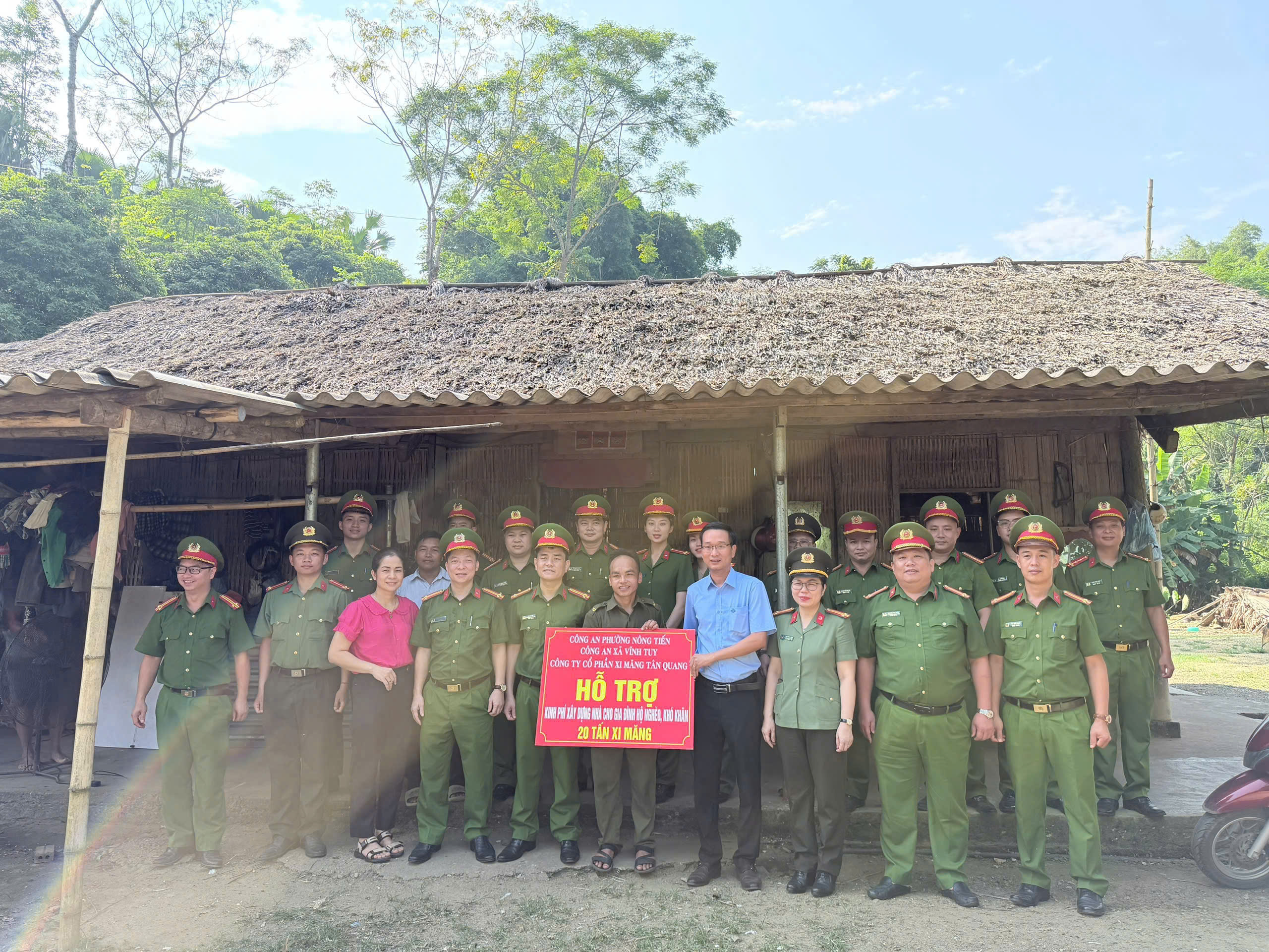 Tổ cảnh sát khu vực - Công an phường Nông Tiến lấy “Dân vận khéo” làm kim chỉ nam, xây dựng tình dân nghĩa Đảng, giữ vững bình yên địa bàn.