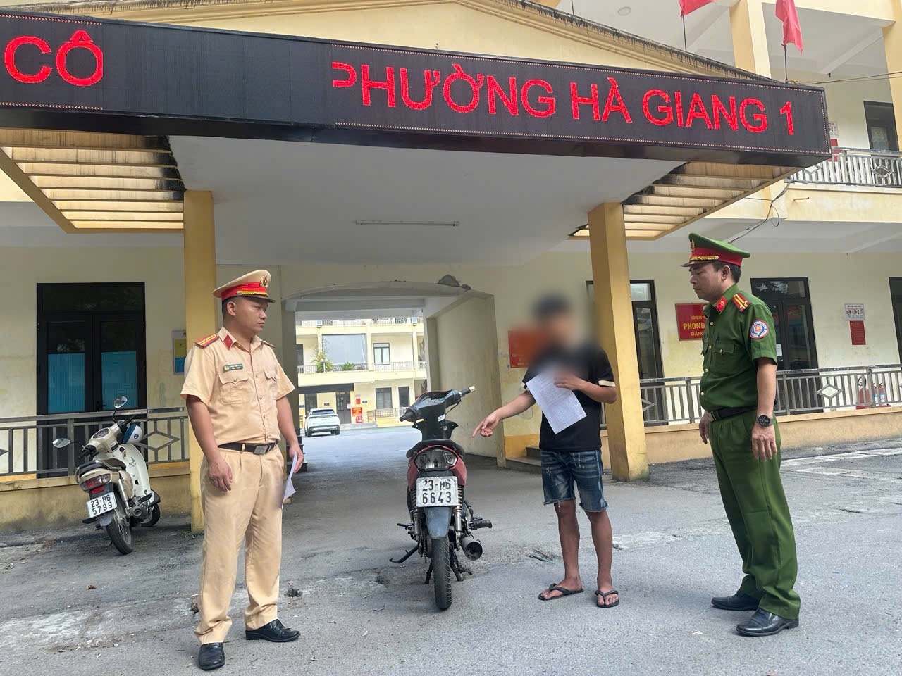 NHANH CHÓNG XÁC MINH, XỬ LÝ NGHIÊM TRƯỜNG HỢP THIẾU NÊN ĐIỀU KHIỂN XE MÔ TÔ LIÊN TỤC RÚ GA (NẸT PÔ) GÂY MẤT TRẬT TỰ AN TOÀN GIAO THÔNG