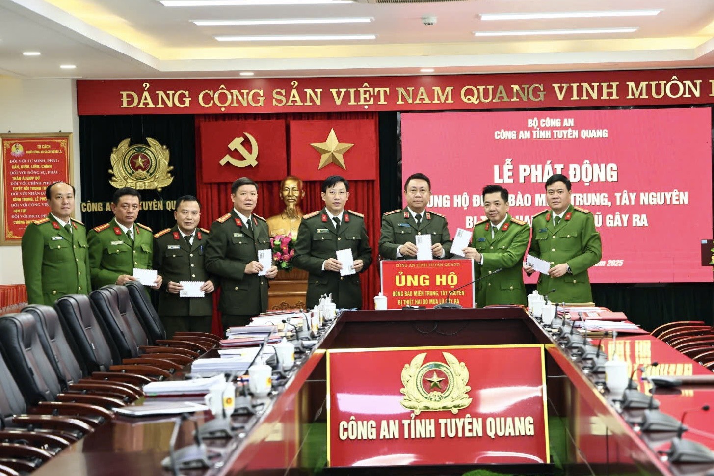 CÔNG AN TỈNH TUYÊN QUANG PHÁT ĐỘNG ỦNG HỘ ĐỒNG BÀO MIỀN TRUNG, TÂY NGUYÊN BỊ THIỆT HẠI DO MƯA LŨ GÂY RA