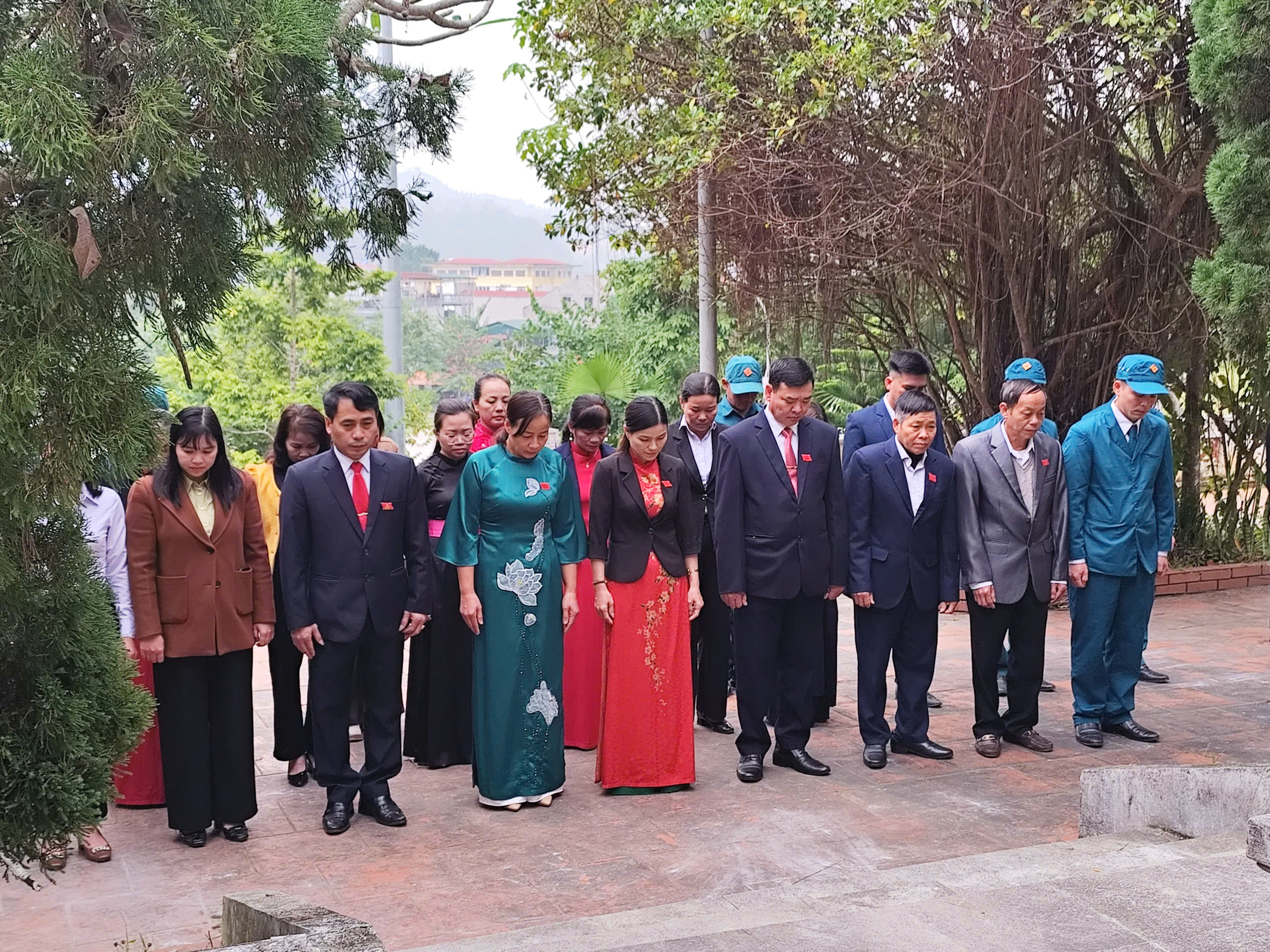 Đại biểu HĐND xã Nà Hang dâng hương tưởng niệm các Anh hùng Liệt sĩ trước Kỳ họp thứ hai