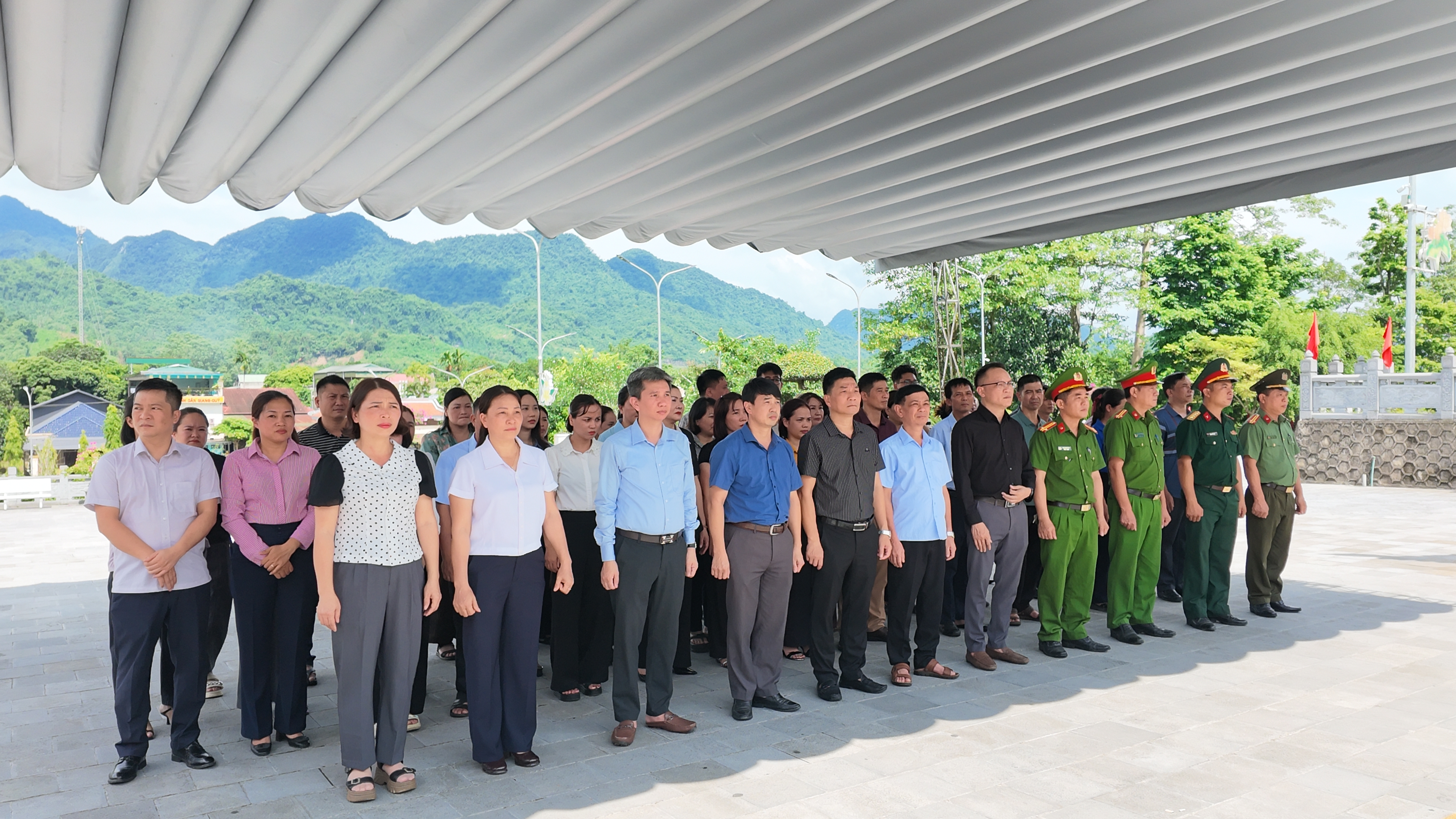 Đoàn đại biểu xã Linh Hồ dâng hương, viếng nghĩa trang Liệt sĩ Quốc gia Vị Xuyên.