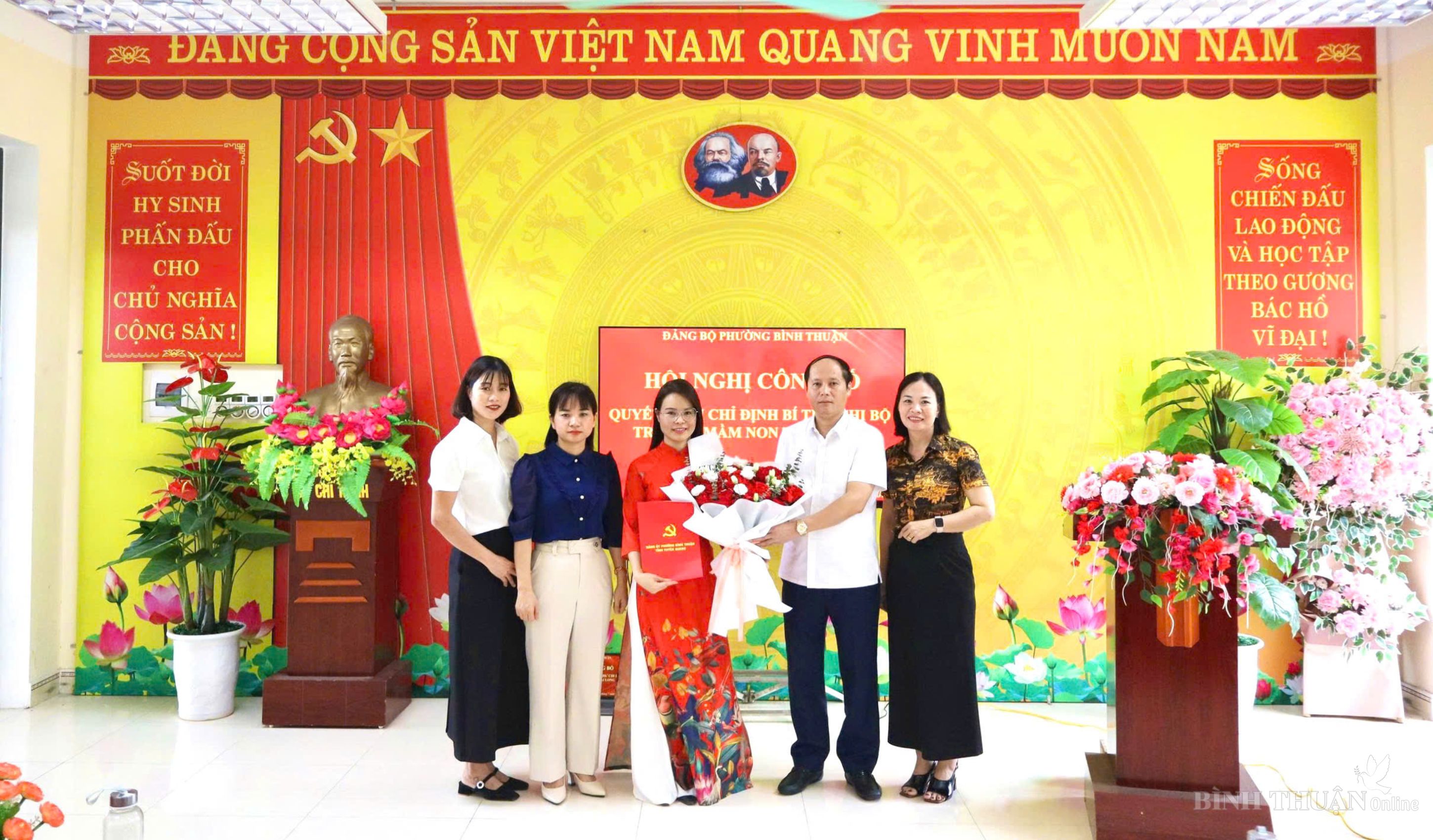 ĐẢNG ỦY PHƯỜNG BÌNH THUẬN CÔNG BỐ, TRAO QUYẾT ĐỊNH CHỈ ĐỊNH BÍ THƯ CHI BỘ TRƯỜNG MẦM NON THÁI LONG