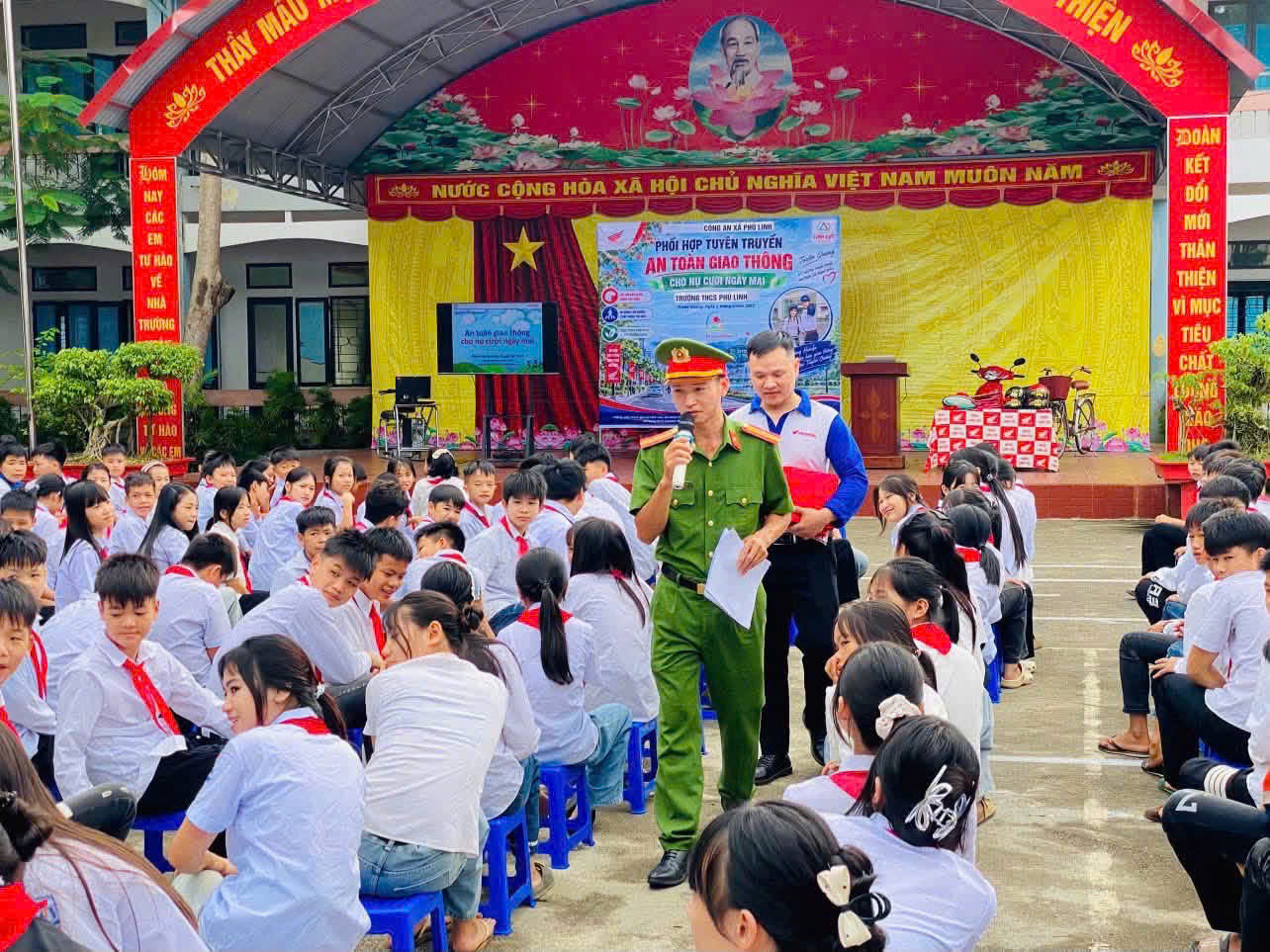 CÔNG AN XÃ PHÚ LINH PHỐI HỢP CÔNG TY HONDA LINH LỰC TUYÊN TRUYỀN AN TOÀN GIAO THÔNG