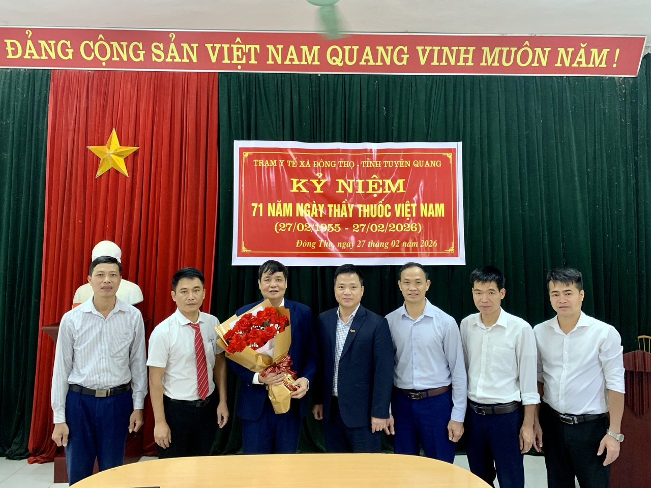Lãnh đạo xã thăm chúc mừng Trạm y tế nhân kỷ niệm 71 năm Ngày Thầy thuốc Việt Nam