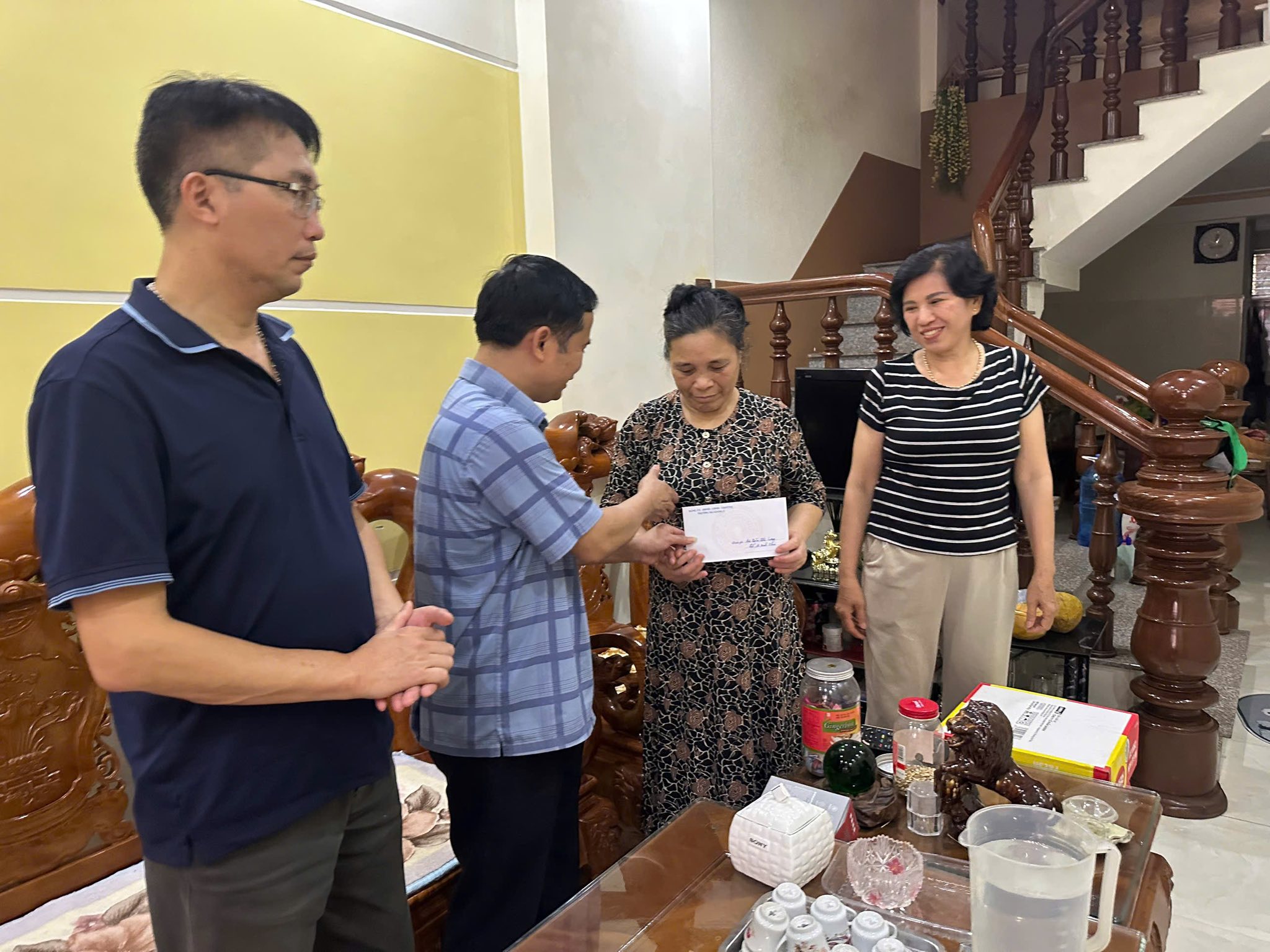 Đồng chí Hoàng Văn Hậu , Phó Chủ tịch Thường trực UBND phường Hà Giang 2 đến thăm, tặng quà các đối tượng người khuyết tật tại các tổ dân phố Minh Khai và Quang Trung.