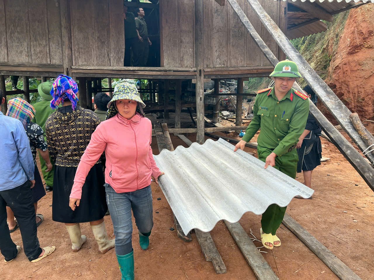 CÔNG AN XÃ QUANG BÌNH HỖ TRỢ NHÂN DÂN DI DỜI TÀI SẢN DO THIÊN TAI