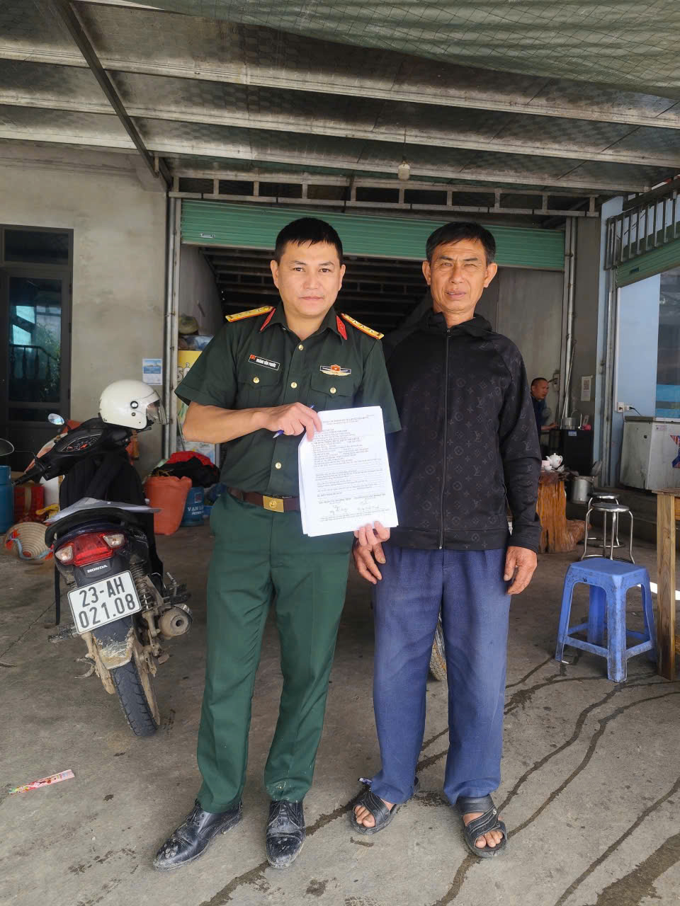 QUÂN SỰ XÃ TÂN TIẾN THĂM HỎI THÂN NHÂN LIỆT SĨ, PHỤC VỤ XÁC ĐỊNH DANH TÍNH LIỆT SĨ CHƯA XÁC ĐỊNH ĐƯỢC THÔNG TIN