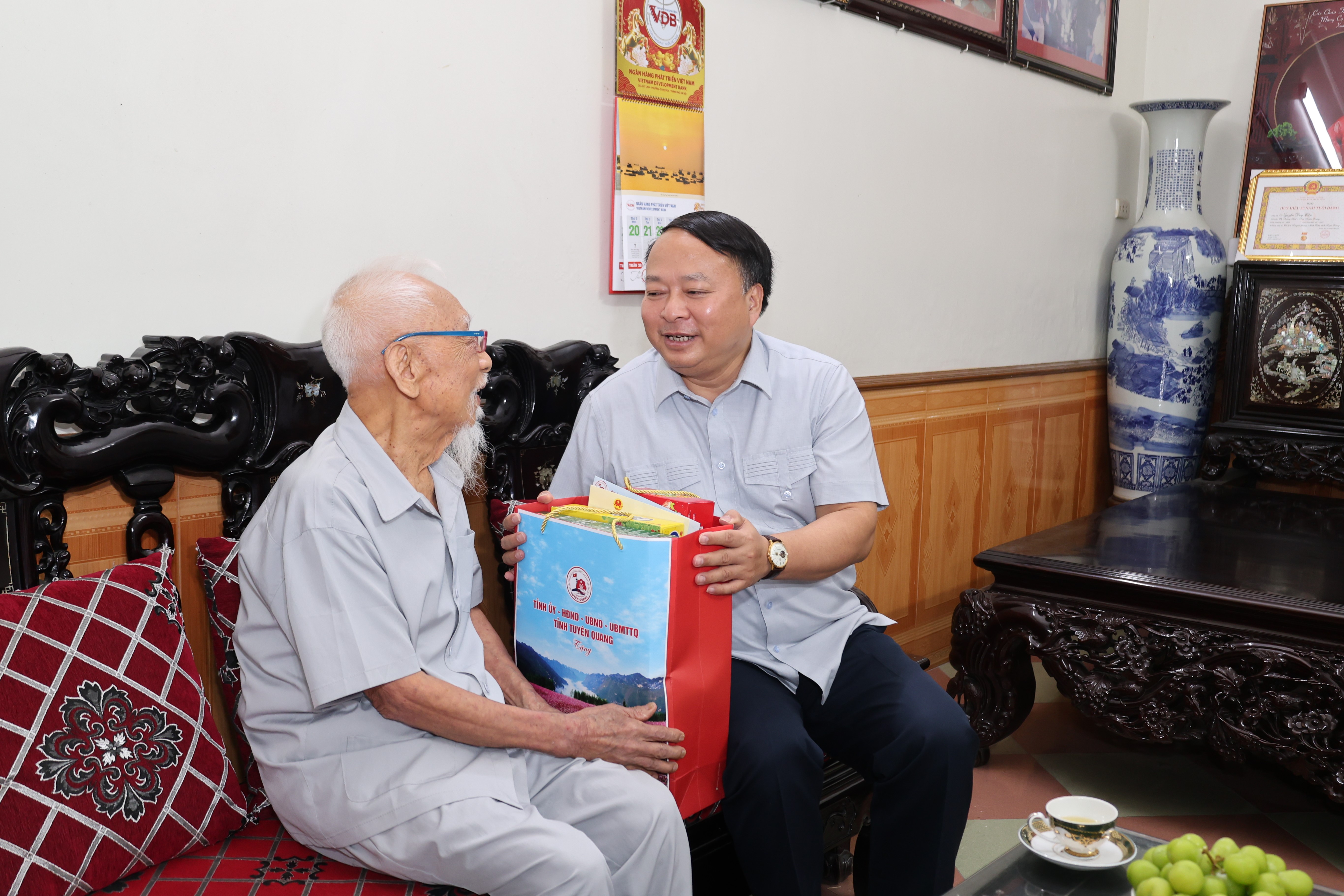 Chủ tịch UBND tỉnh Phan Huy Ngọc thăm, tặng quà người có công phường Minh Xuân