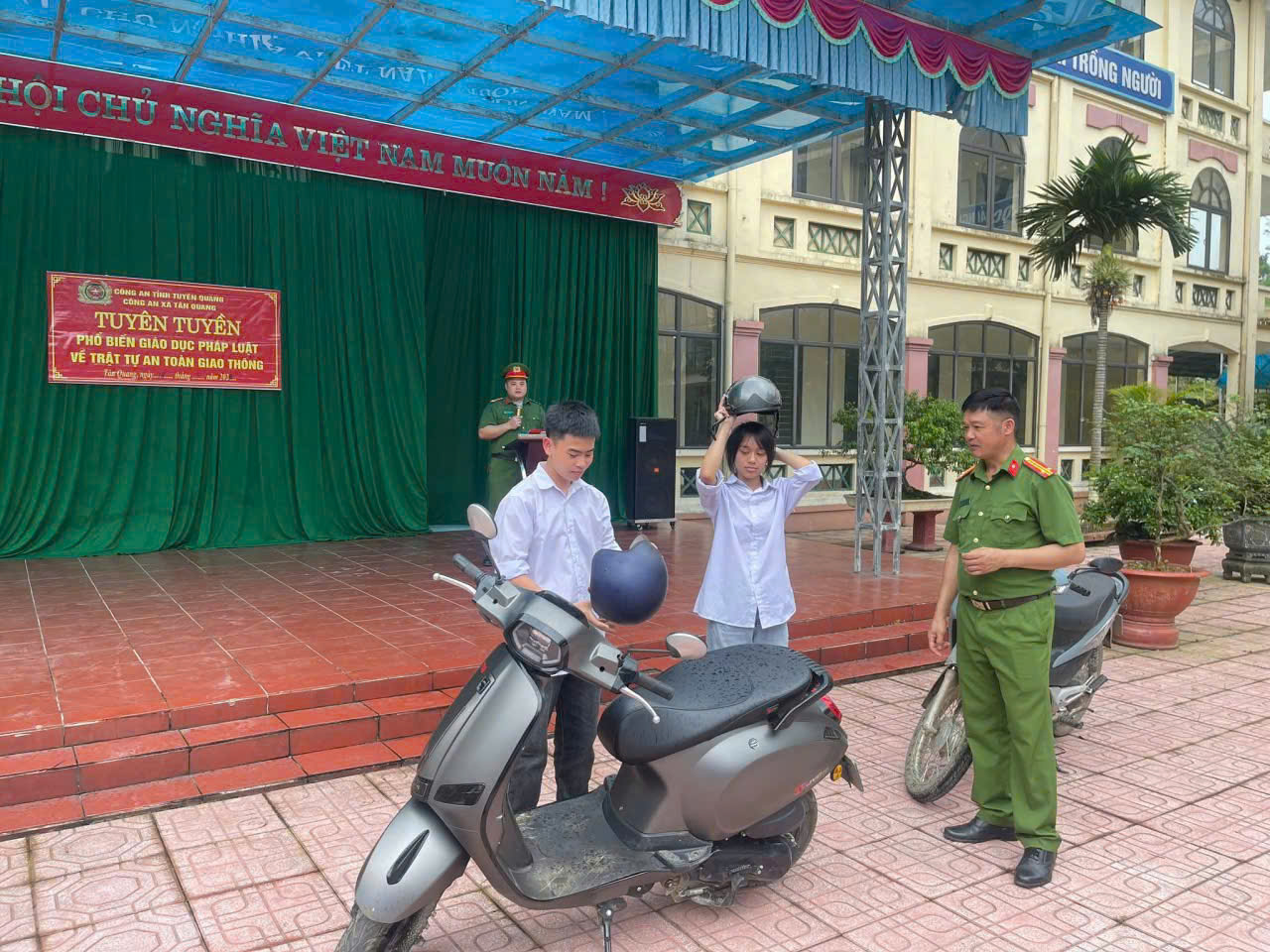  TUYÊN TRUYỀN PHỔ BIẾN GIÁO DỤC PHÁP LUẬT VÀ TRẬT TỰ AN TOÀN GIAO THÔNG 