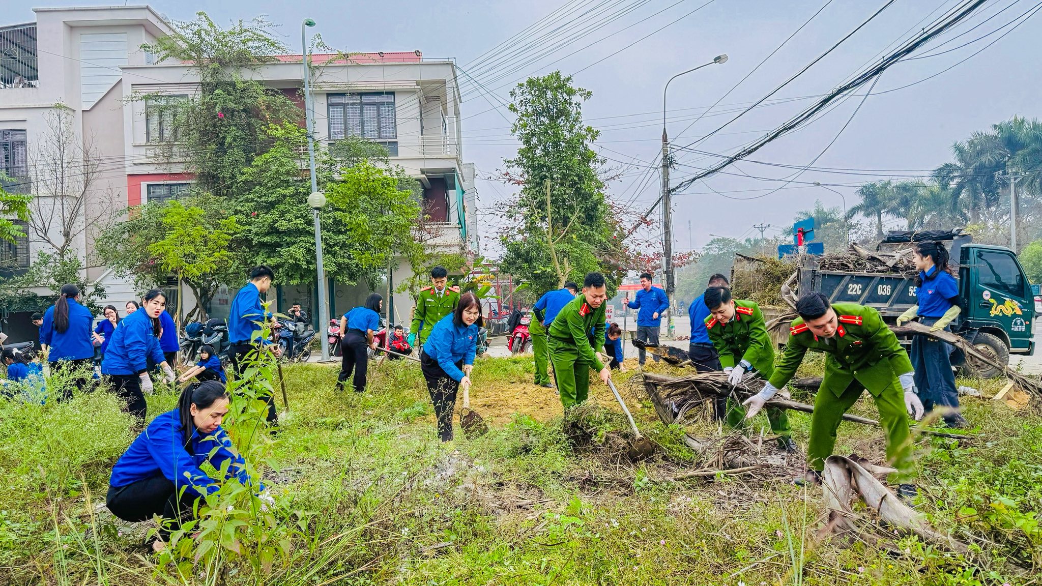 CÔNG AN PHƯỜNG AN TƯỜNG PHỐI HỢP RA QUÂN HƯỞNG ỨNG NGÀY CHỦ NHẬT XANH TOÀN QUỐC