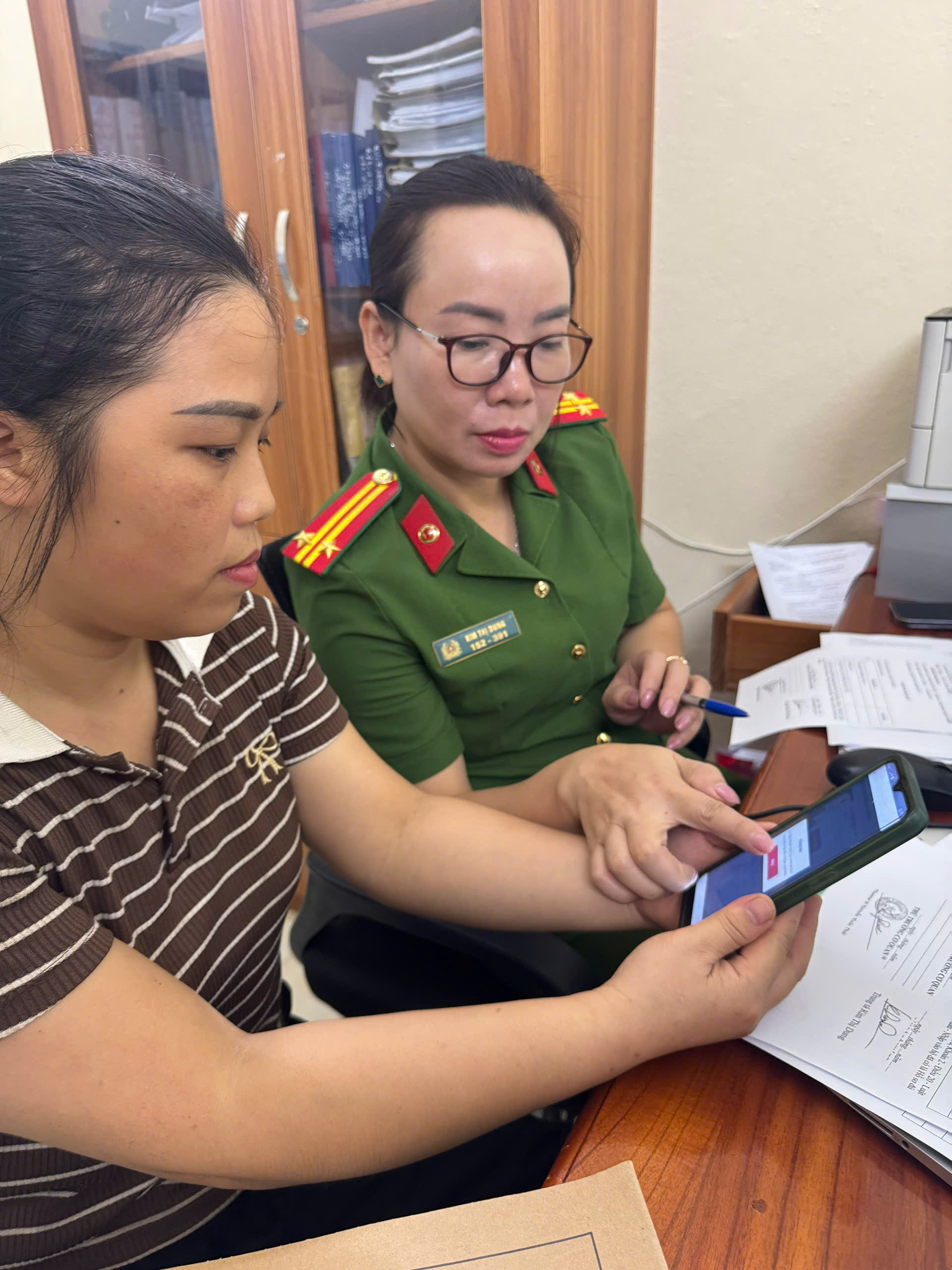 CÔNG AN XÃ HÙNG AN TUYÊN TRUYỀN, VẬN ĐỘNG NHÂN DÂN THAM GIA ĐÓNG GÓP Ý KIẾN VÀO DỰ THẢO BỘ LUẬT HÌNH SỰ QUA ỨNG DỤNG VNeID