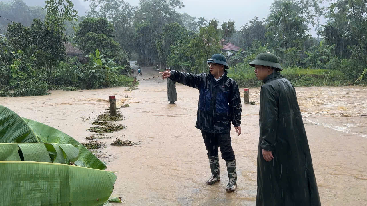 LÃNH ĐẠO UBND XÃ XUÂN GIANG KIỂM TRA THỰC TẾ, TRỰC TIẾP CHỈ ĐẠO ỨNG PHÓ MƯA LỚN VÀ BẢO VỆ CÁC MÔ HÌNH SẢN XUẤT